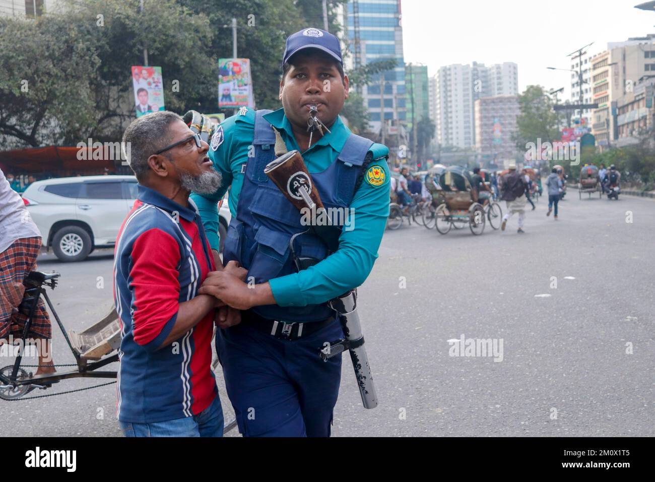 Dhaka, Dhaka, Bangladesch. 8.. Dezember 2022. Die Polizei verhaftete eine BNP-Aktivität, als er am 8. Dezember 2022 vor das Zentralbüro der Partei in Dhaka kam, im Vorfeld einer BNP-Kundgebung, die für den 10. Dezember aufgerufen wurde, um Premierminister Scheich Hasina zum Rücktritt zu zwingen. - Mindestens eine Person starb am 7. Dezember und unzählige wurden in der Hauptstadt von Bangladesch, Dhaka, verletzt, als die Polizei Gummigeschosse und Tränengas auf Anhänger der Opposition abgefeuert hatte, bevor Hunderte von Zeugen und die Polizei verhafteten. (Kreditbild: © Abu Sufian Jewel/ZUMA Press Wire) Stockfoto