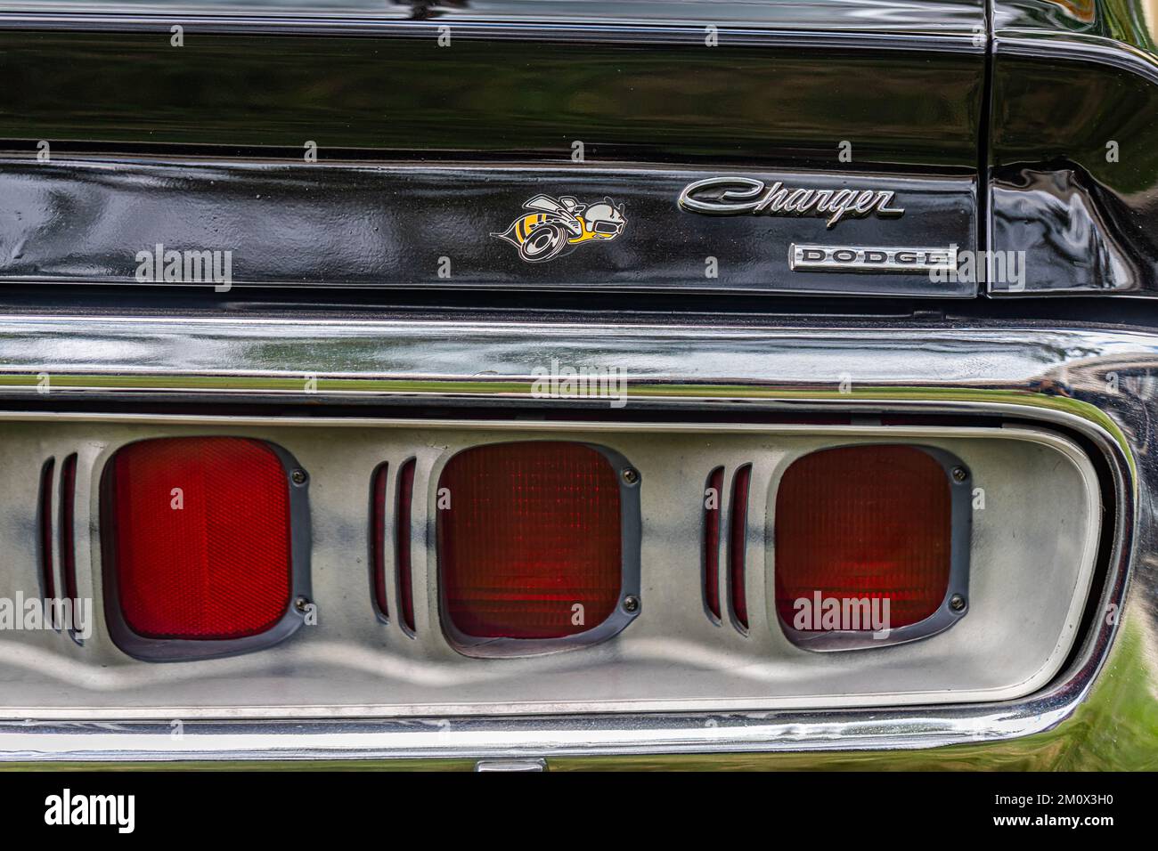 Des Moines, IA - 03. Juli 2022: Detailansicht eines 1971 Dodge Charger Super Bee Hecklichts auf einer lokalen Automesse. Stockfoto