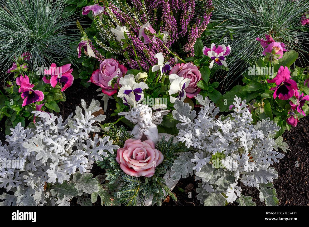 Grab mit Blumendekoration und Putto, Allgäu, Bayern, Deutschland, Europa Stockfoto