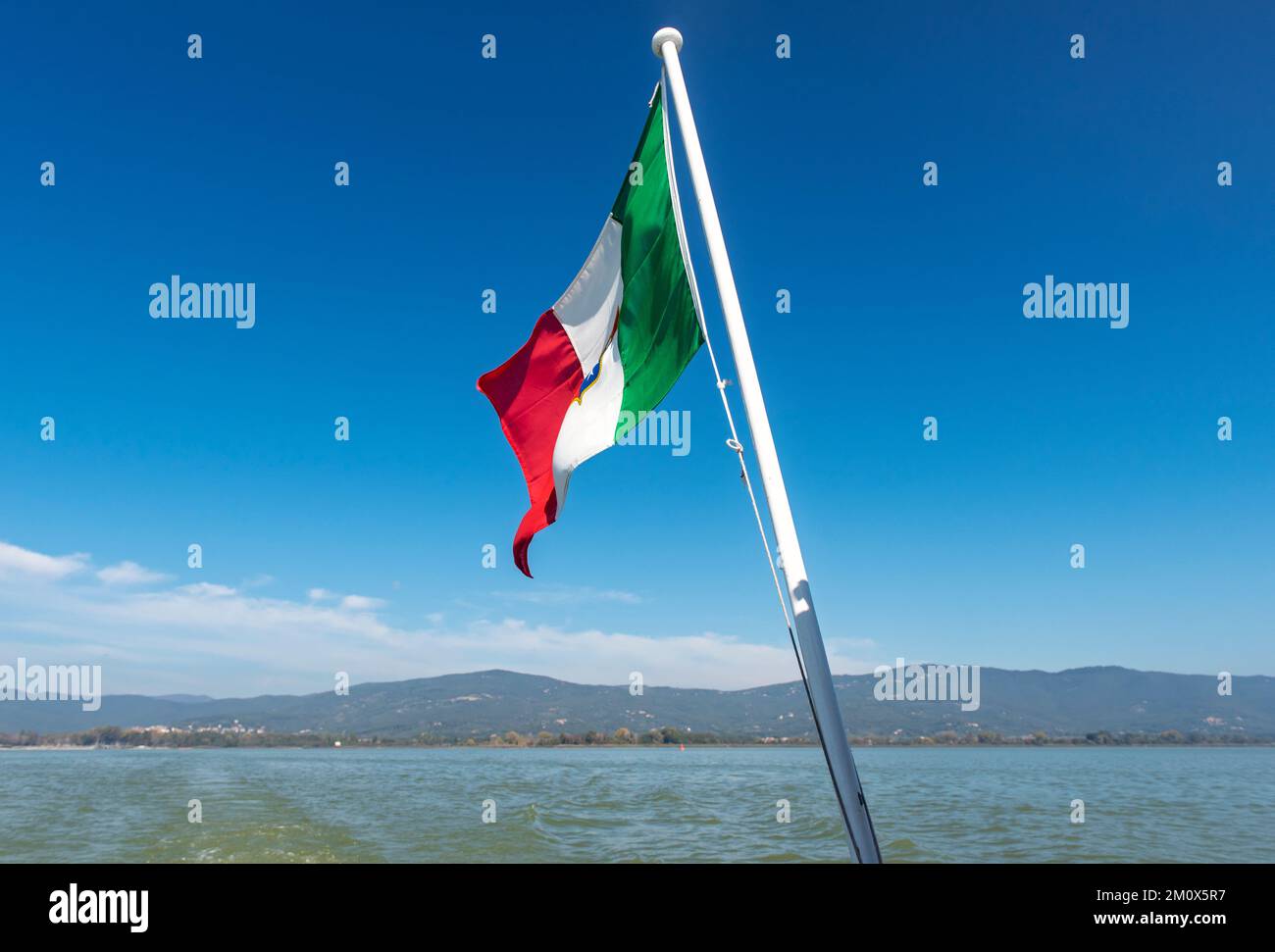Italienisch, Nationalflagge, Flagge, Boot, italienische Nationalflagge auf einem Boot, Lago Trasimeno, Umbrien, Italien Stockfoto