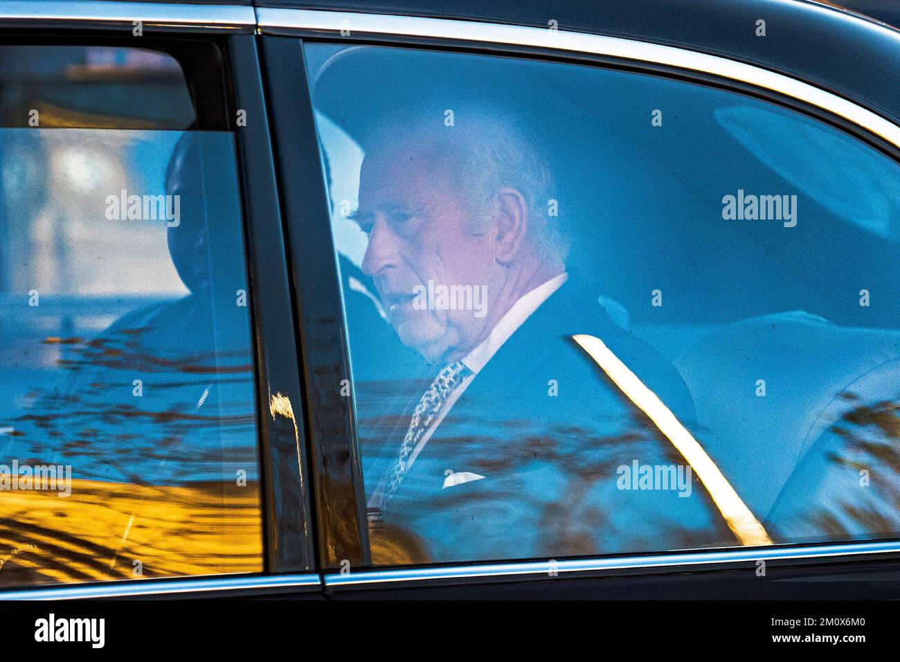 König Karl III. Besucht die äthiopische Kirche in Kings Cross, North London, an dem Tag, an dem sein Sohn Prinz Harry der Herzog von Sussex Serie Netflix Relea ist Stockfoto