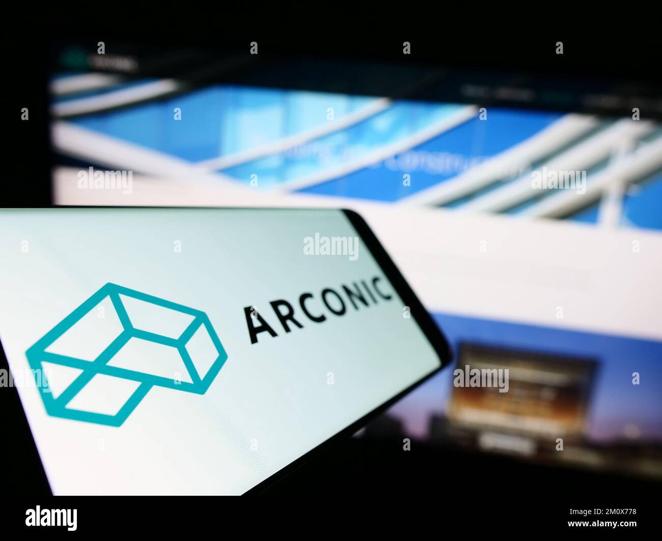Mobiltelefon mit Logo der American Metals Company Arconic Corporation auf dem Bildschirm vor der Business-Website. Fokus auf der linken Seite des Telefondisplays. Stockfoto