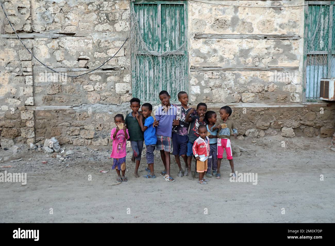 Lokale Kinder in der Altstadt von Massawa in Eritrea Stockfoto