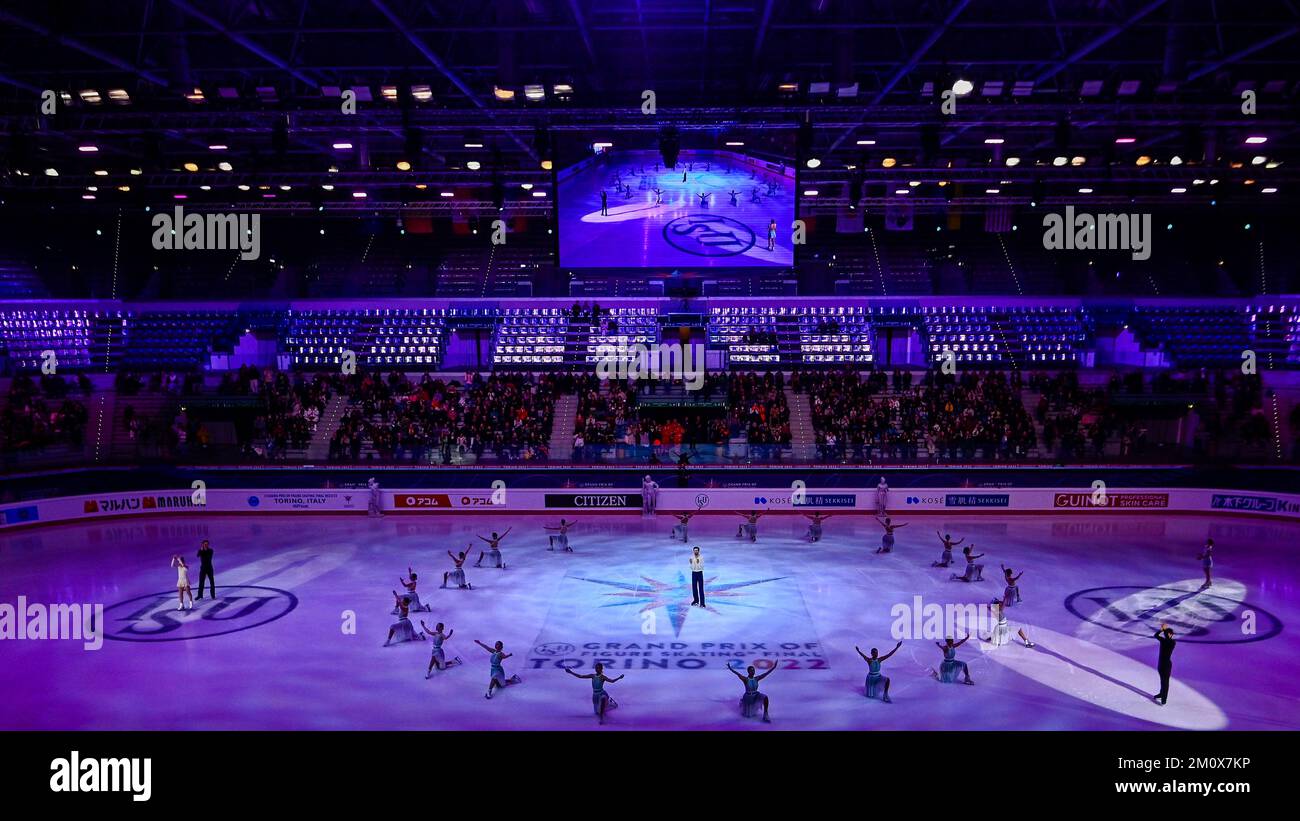 Turin, Italien. 08. Dezember 2022 Ein allgemeiner Überblick über die Eröffnungszeremonie ist am ersten Tag des ISU Grand Prix des Eiskunstlauf-Finales zu sehen. Kredit: Nicolò Campo/Alamy Live News Stockfoto