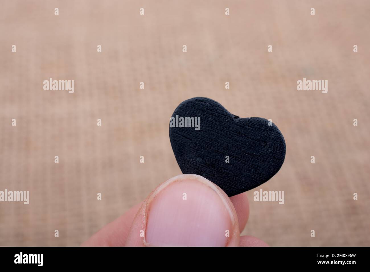 Herzförmige Objekt in der Hand auf Leinwand Stockfoto