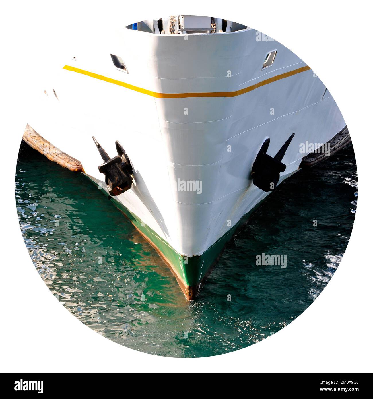 Weißes Kreuzfahrtschiff mit Fähre, Beförderung von Passagieren, Sirkeci Istanbul Türkei Stockfoto