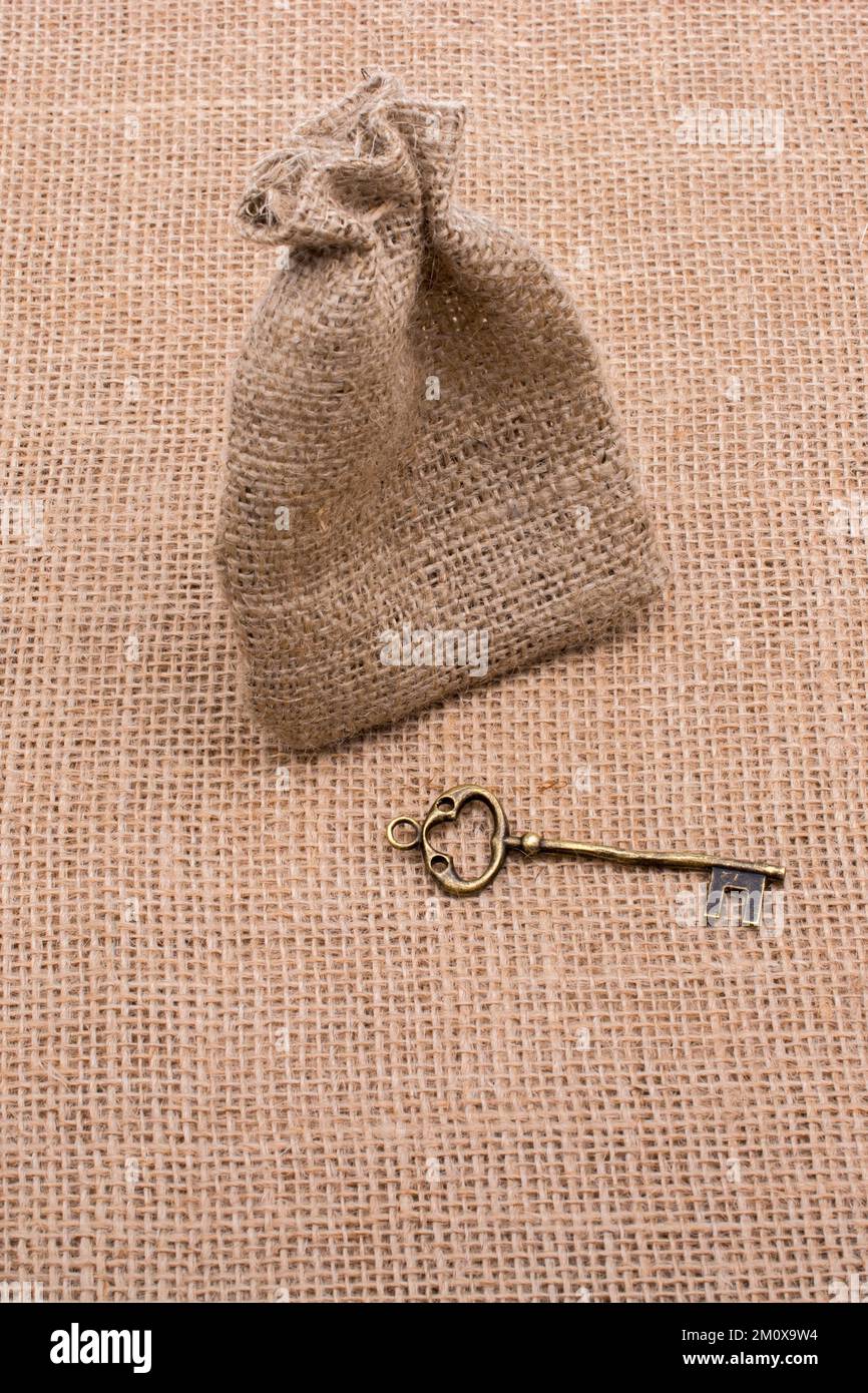 Retro Stil goldene Farbe Schlüssel neben meschotschek Stockfoto