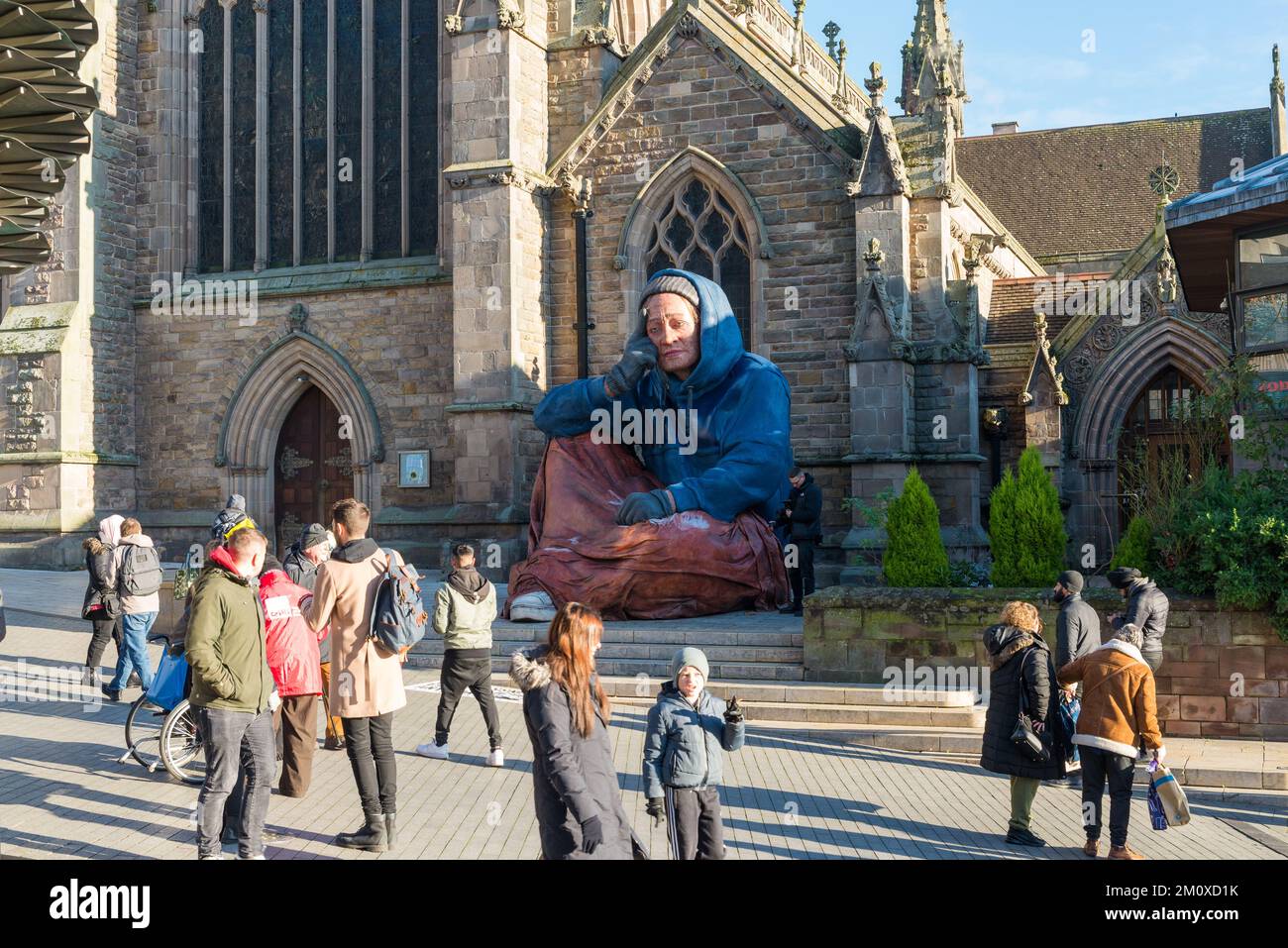 Große Obdachlosenstatue vor der St. Martin's Church im Stierkampf, Birmingham. Von Crisis UK installiert, um das Bewusstsein für Obdachlosigkeit zu fördern Stockfoto Große Obdachlosenstatue vor der St. Martin's Church im Stierkampf, Birmingham. Von Crisis UK installiert, um das Bewusstsein für Obdachlosigkeit zu fördern Stockfoto