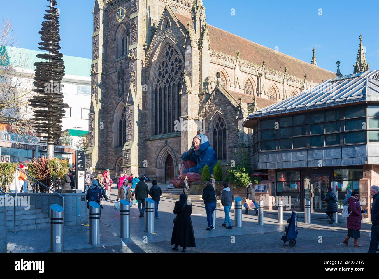 Große Obdachlosenstatue vor der St. Martin's Church im Stierkampf, Birmingham. Von Crisis UK installiert, um das Bewusstsein für Obdachlosigkeit zu fördern Stockfoto Große Obdachlosenstatue vor der St. Martin's Church im Stierkampf, Birmingham. Von Crisis UK installiert, um das Bewusstsein für Obdachlosigkeit zu fördern Stockfoto