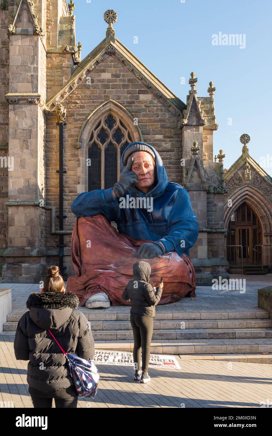Große Obdachlosenstatue vor der St. Martin's Church im Stierkampf, Birmingham. Von Crisis UK installiert, um das Bewusstsein für Obdachlosigkeit zu fördern Stockfoto Große Obdachlosenstatue vor der St. Martin's Church im Stierkampf, Birmingham. Von Crisis UK installiert, um das Bewusstsein für Obdachlosigkeit zu fördern Stockfoto