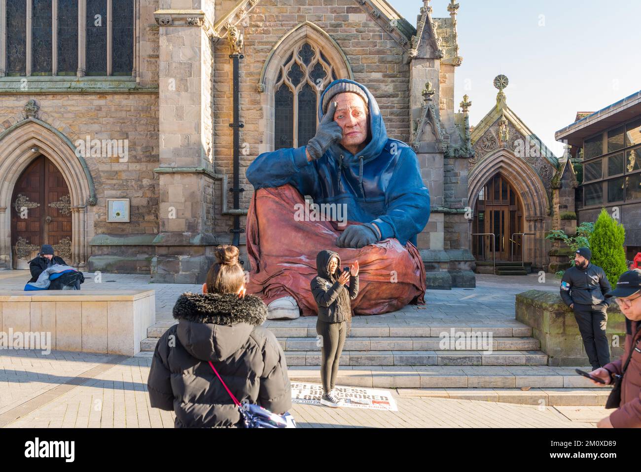 Große Obdachlosenstatue vor der St. Martin's Church im Stierkampf, Birmingham. Von Crisis UK installiert, um das Bewusstsein für Obdachlosigkeit zu fördern Stockfoto