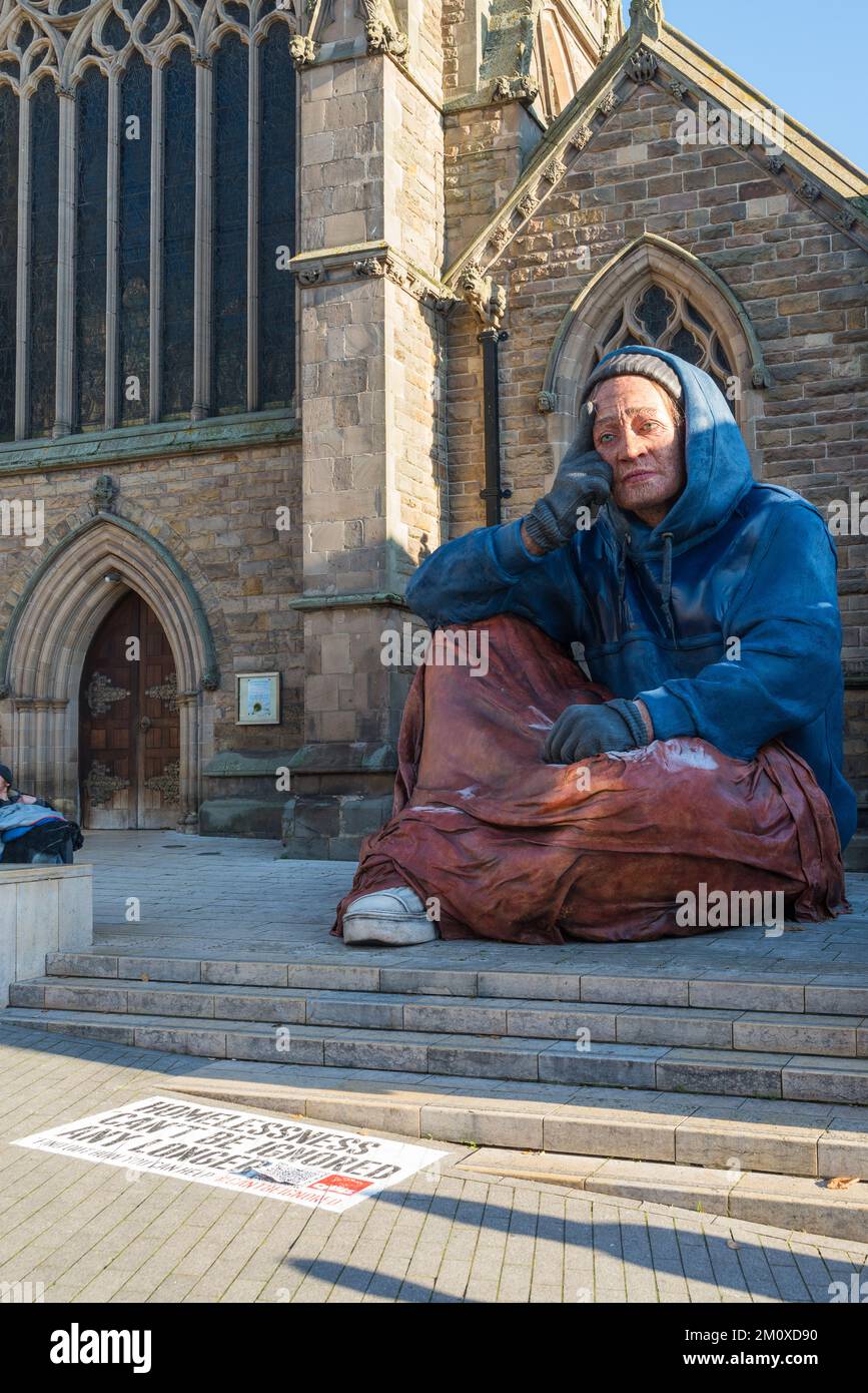 Große Obdachlosenstatue vor der St. Martin's Church im Stierkampf, Birmingham. Von Crisis UK installiert, um das Bewusstsein für Obdachlosigkeit zu fördern Stockfoto Große Obdachlosenstatue vor der St. Martin's Church im Stierkampf, Birmingham. Von Crisis UK installiert, um das Bewusstsein für Obdachlosigkeit zu fördern Stockfoto
