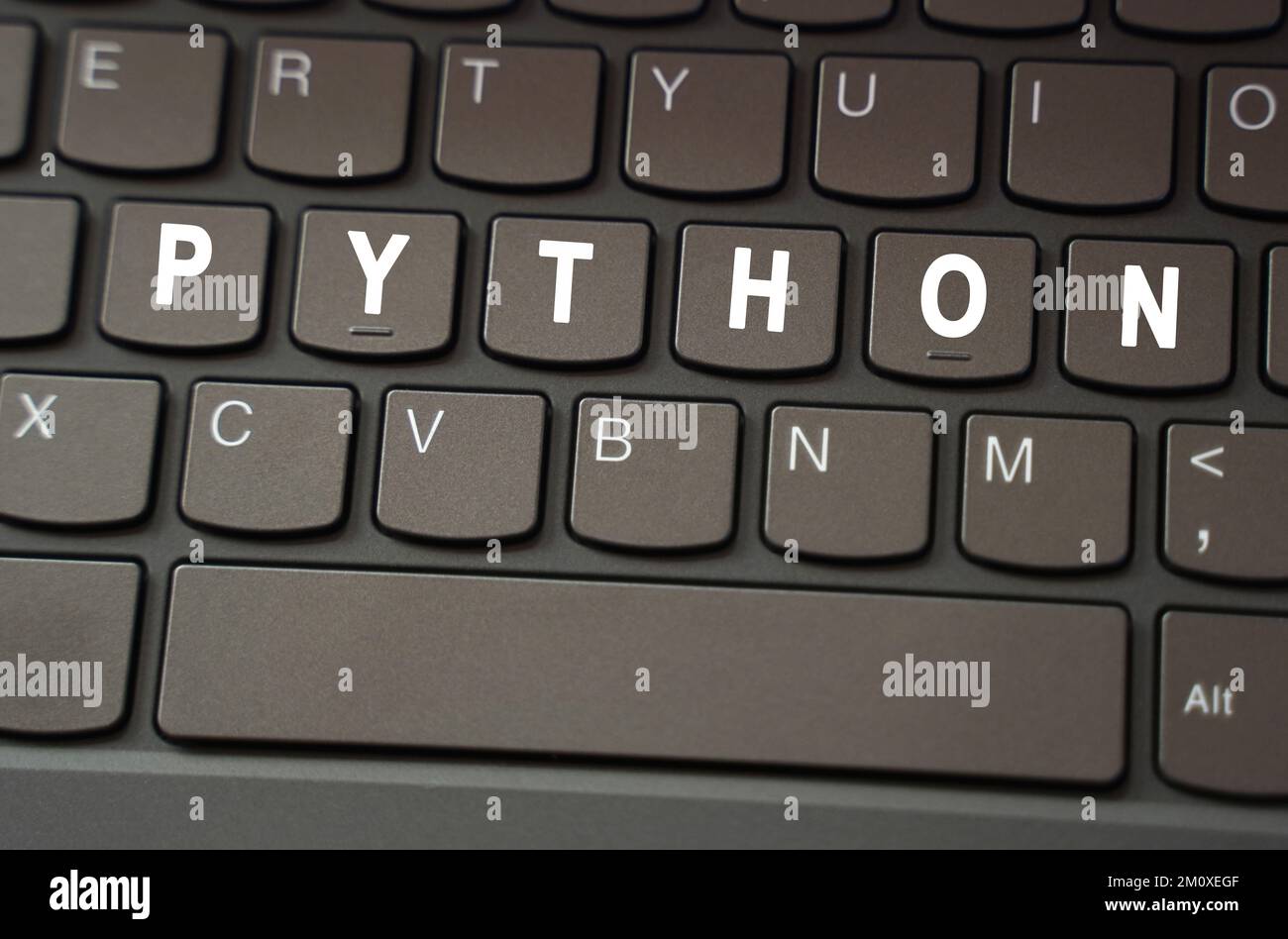 Internetkonzept. Auf der schwarzen Tastatur ist die Beschriftung weiß - Python hervorgehoben Stockfoto