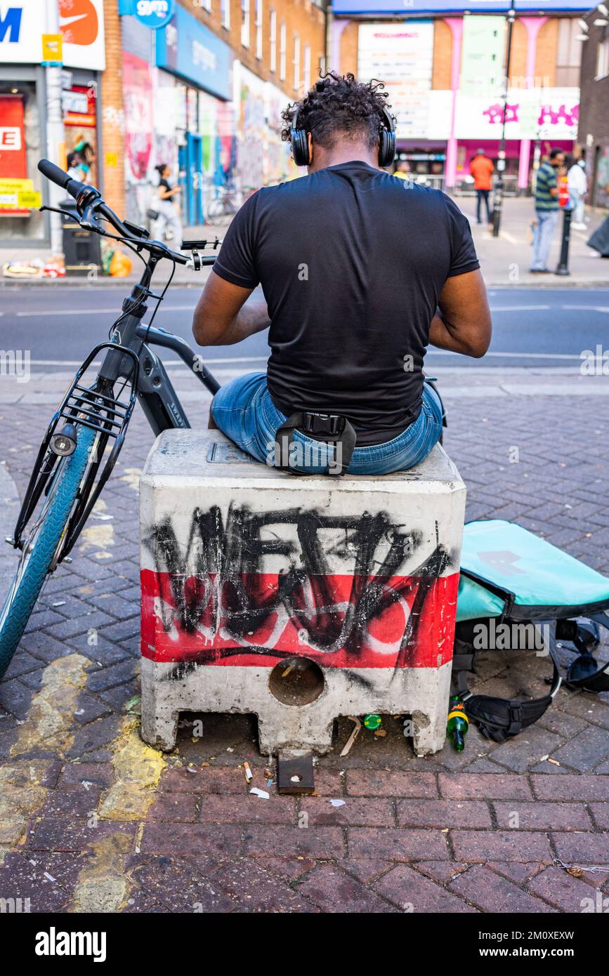 Männliche Jugendliche mit Fahrrad in Peckham Rye, London Stockfoto