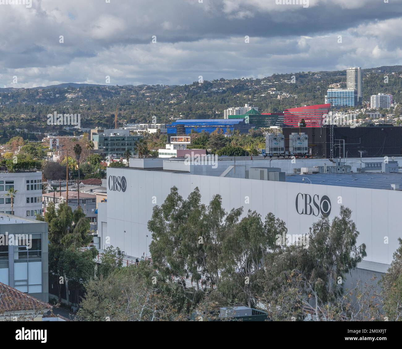 Los Angeles, Kalifornien, USA – 5. Dezember 2022: Außenansicht von CBS Television City auf dem Fairfax Boulevard und Fairfax in Los Angeles, Kalifornien. Stockfoto