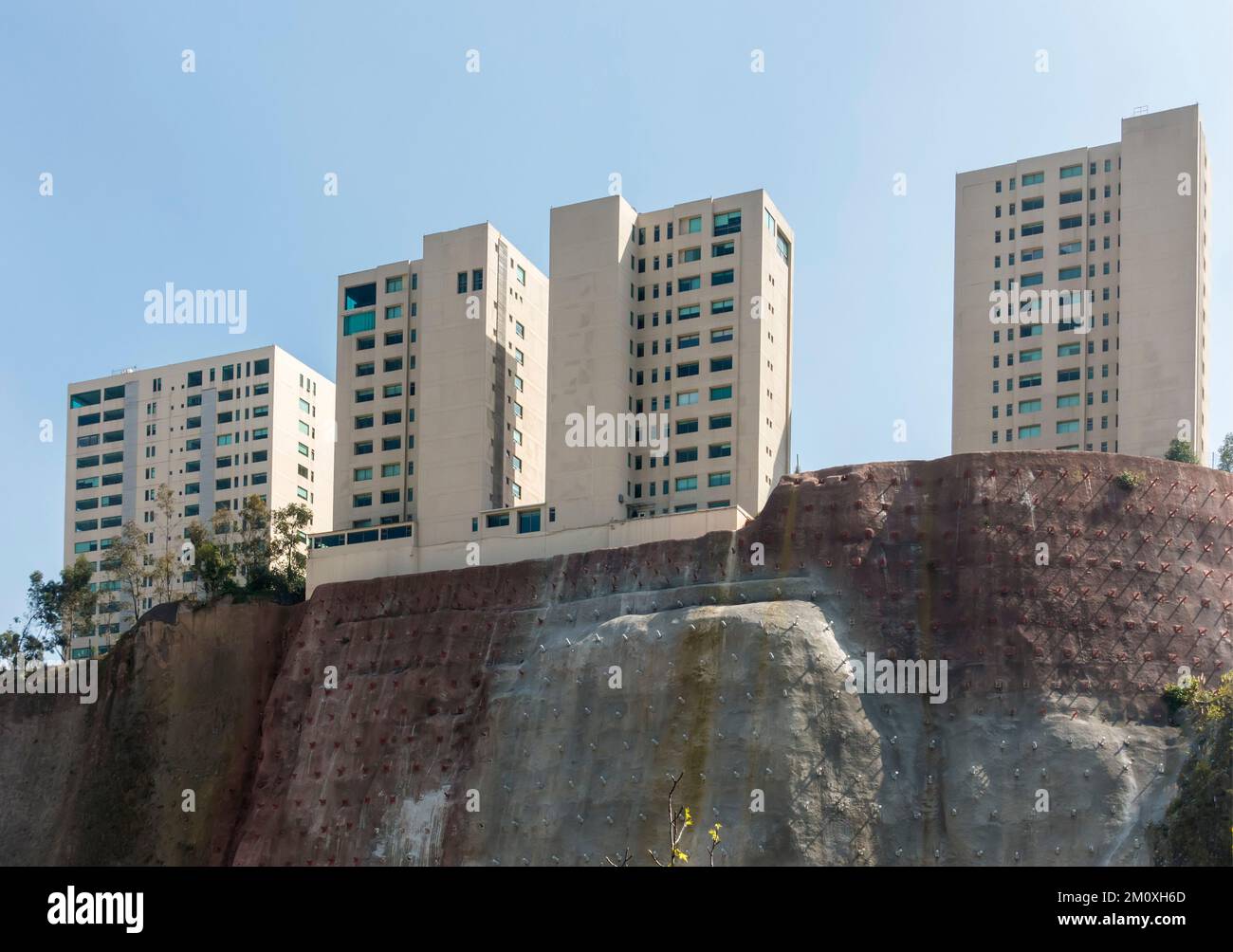 Hochhäuser hoch oben auf einer verstärkten Klippe in Santa Fe, Mexiko-Stadt, Mexiko Stockfoto