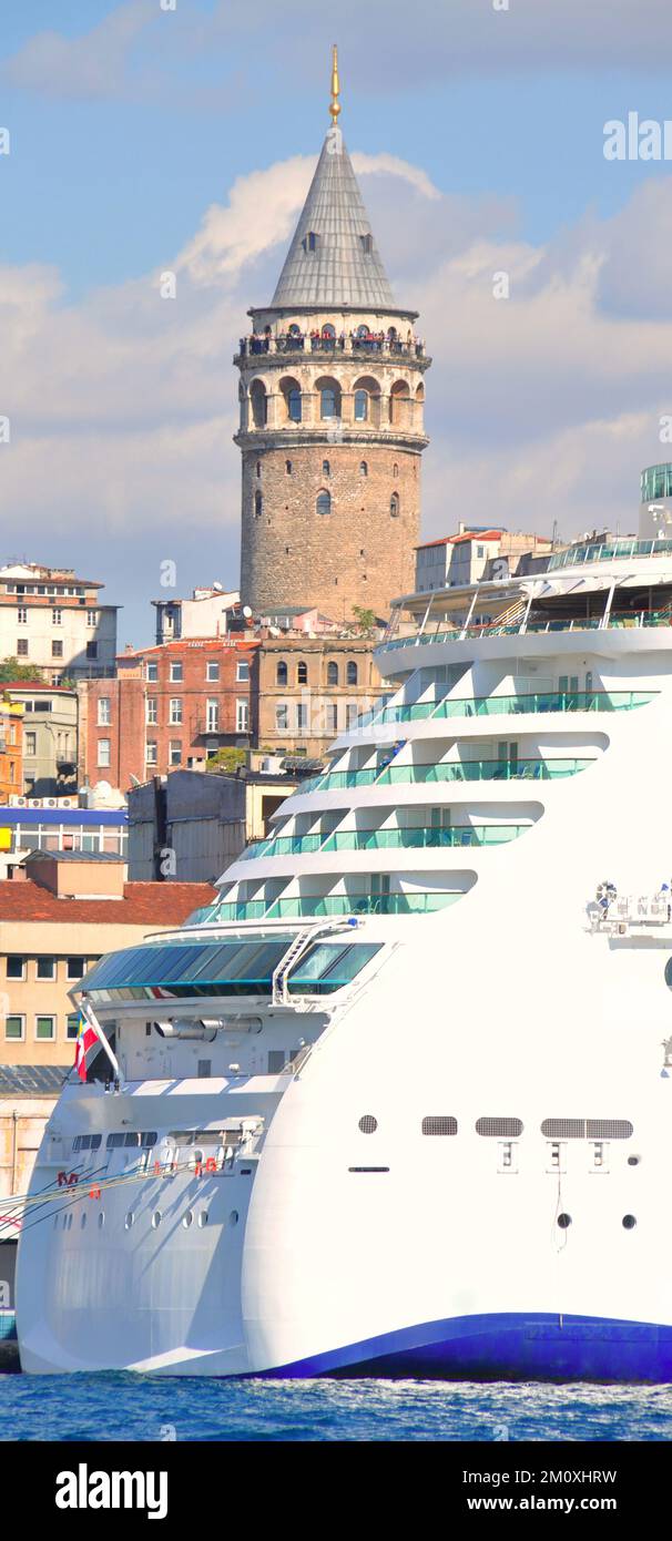 Galata Tower, einer der meistbesuchten Orte im Istanbuler bosporus Stockfoto