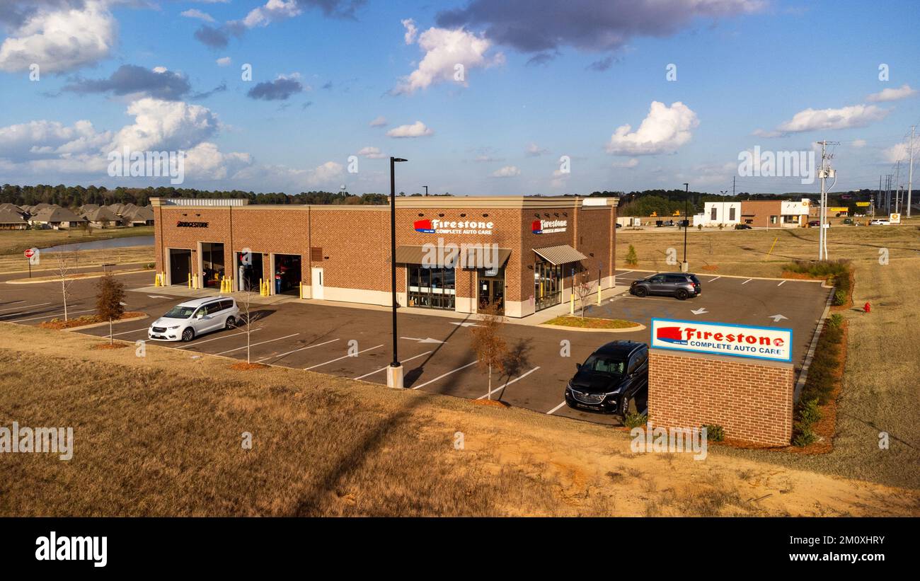 Flowood, MS - Dezember 2022: Firestone Complete Auto Care ist eine amerikanische Kette von Automobilwartungswerkstätten im Besitz der Bridgestone Corporation Stockfoto