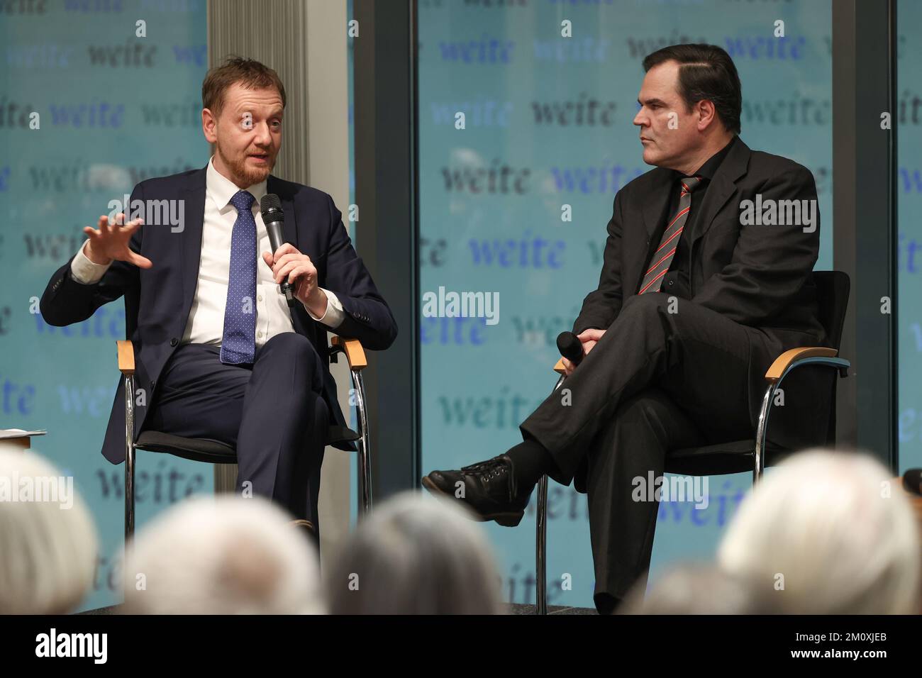 Berlin, Deutschland. 08.. Dezember 2022. Der sächsische Premierminister Michael Kretschmer (ich, CDU) und Autor Uwe Tellkamp sitzen während einer Lesung in der sächsischen Staatsvertretung auf der Bühne. Tellkamp las aus seinem Buch 'der Schlaf in den Uhren. Kredit: Joerg Carstensen/dpa/Alamy Live News Stockfoto