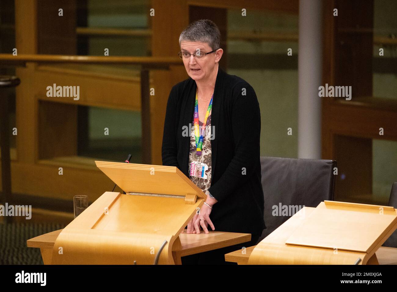 Edinburgh, Schottland, Großbritannien. 8.. Dezember 2022. ABBILDUNG: Maggie Chapman MSP, ehemalige Co Leader der schottischen Grünen Partei. Nachmittagssitzung in der Kammer in Holyrood im schottischen Parlament diskutieren wir über die UN-Menschenrechtsakte und darüber, wie der vorgeschlagene Gesetzentwurf des Gender Recognition Act (GRA) das Ergebnis beeinflussen wird. Kredit: Colin D Fisher Kredit: Colin Fisher/Alamy Live News Stockfoto