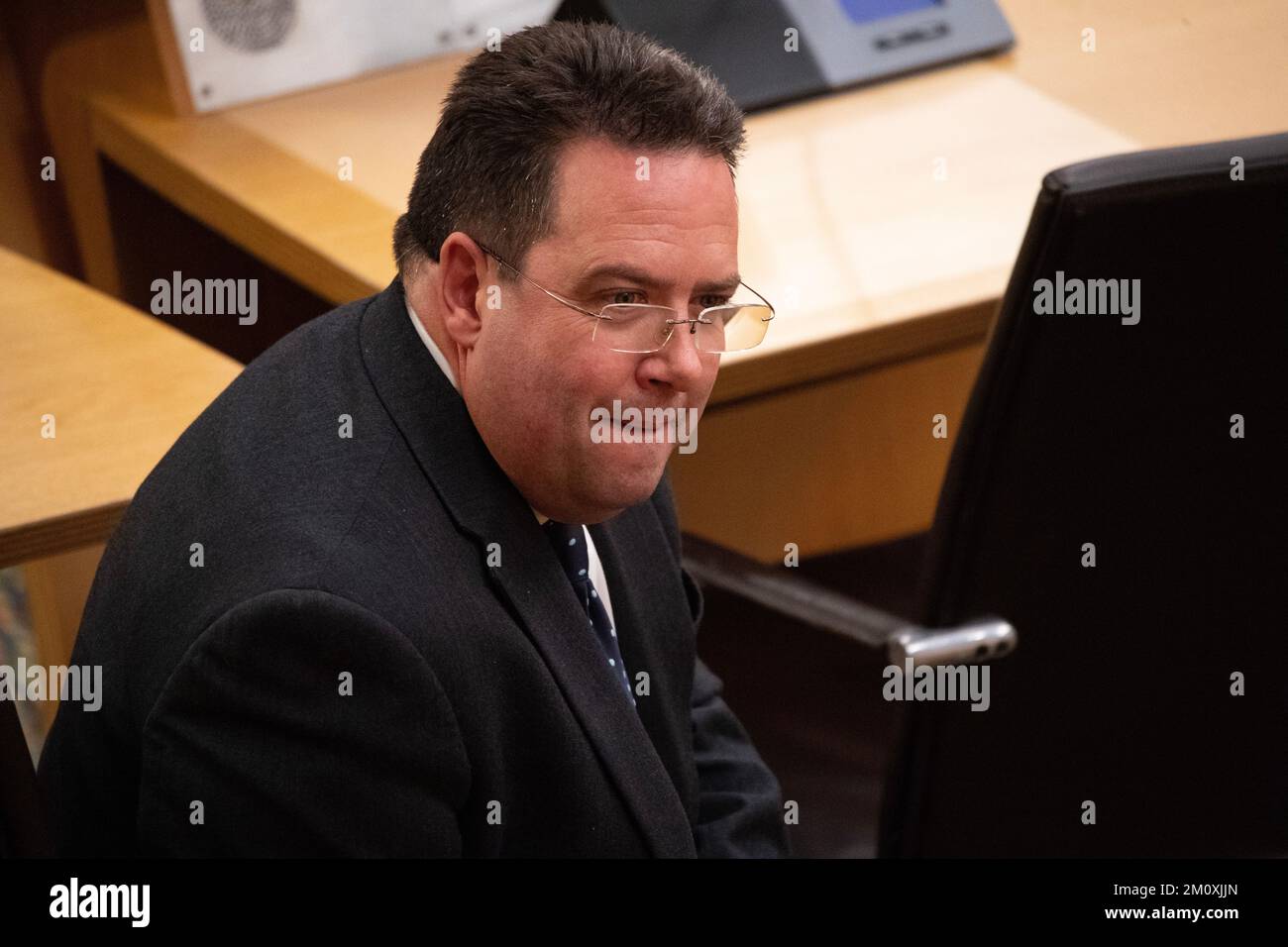 Edinburgh, Schottland, Großbritannien. 8.. Dezember 2022. IM BILD: Craig Hoy MSP, Schattenminister für Sozialfürsorge der schottischen Konservativen, Mitglied des Schattengesundheitsteams und Mitglied des Schattenkabinetts. Die MSPs füllen die Kammer kurz vor der Entscheidungszeit nach der Sitzung in der Kammer in Holyrood im schottischen Parlament diskutieren die UN-Menschenrechtsliste und darüber, wie der vorgeschlagene Gesetzesentwurf für das Gender Recognition Act (GRA) das Ergebnis beeinflussen wird. Kredit: Colin D Fisher Kredit: Colin Fisher/Alamy Live News Stockfoto