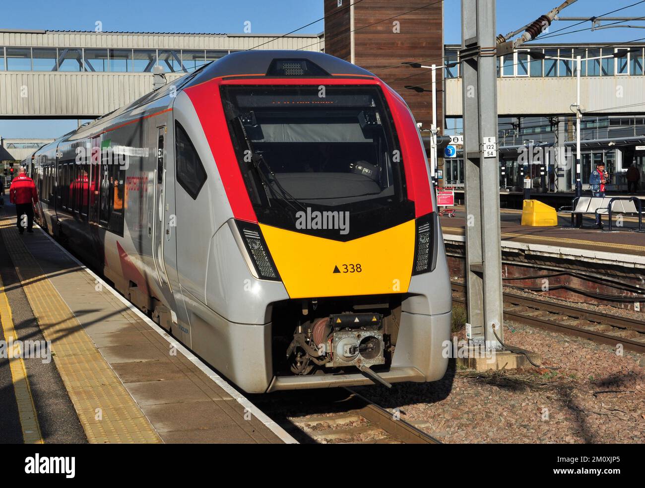 Stadler FLIRT Bi-Mode-Mehrfacheinheit, betrieben von „Greater Anglia“ in Peterborough, Cambridgeshire, England, Großbritannien Stockfoto