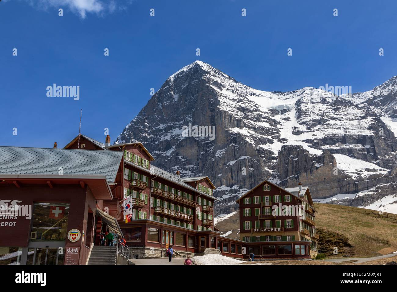 Das ikonische Hotel Bellevue des Alpes liegt am Bergvorposten der Kleinen Scheidegg. Der Eigerberg im Hintergrund. Stockfoto