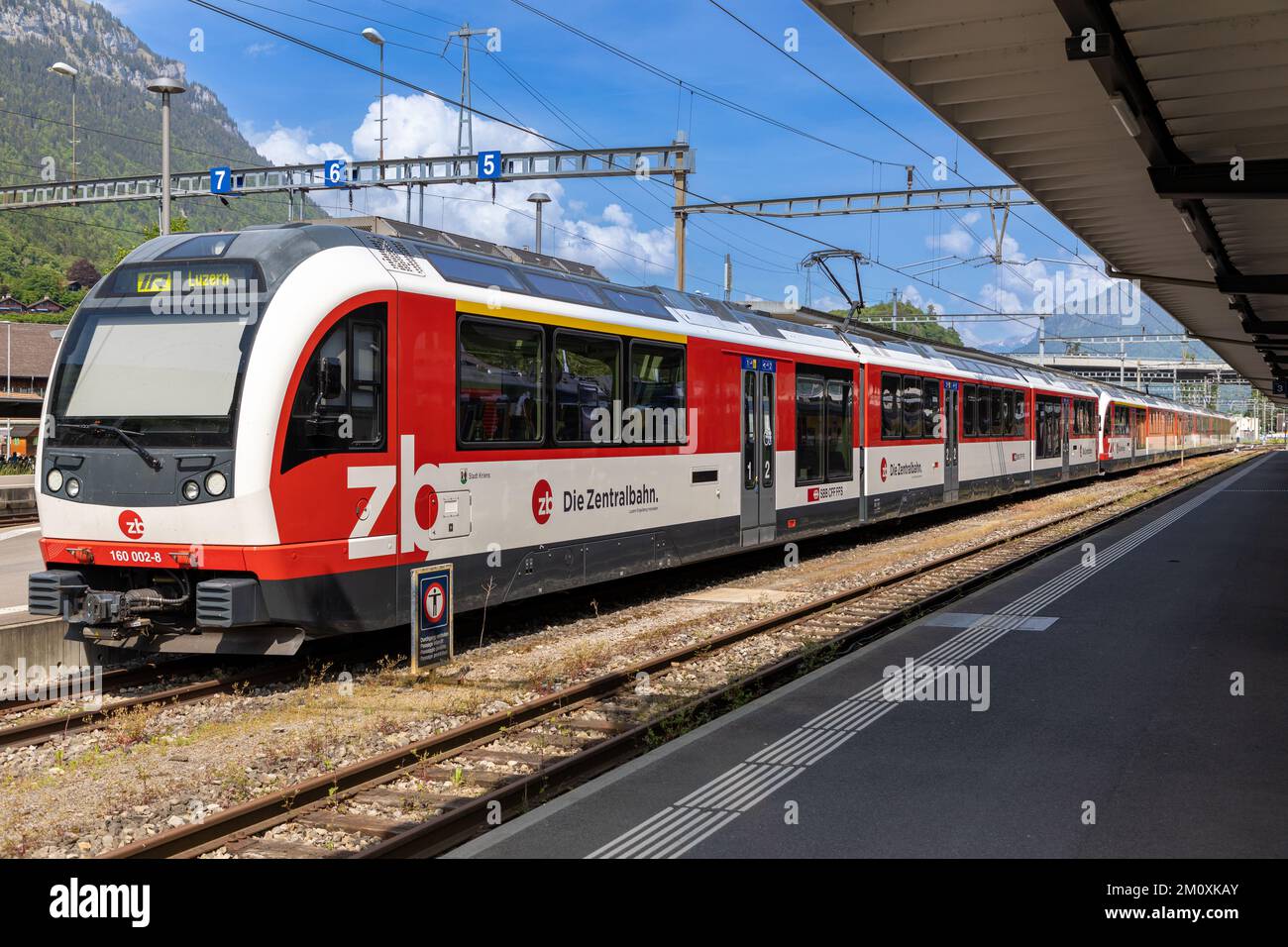 Ein die Zentralbahn Schweizer Zug am Bahnhof Interlaken Ost in der ...