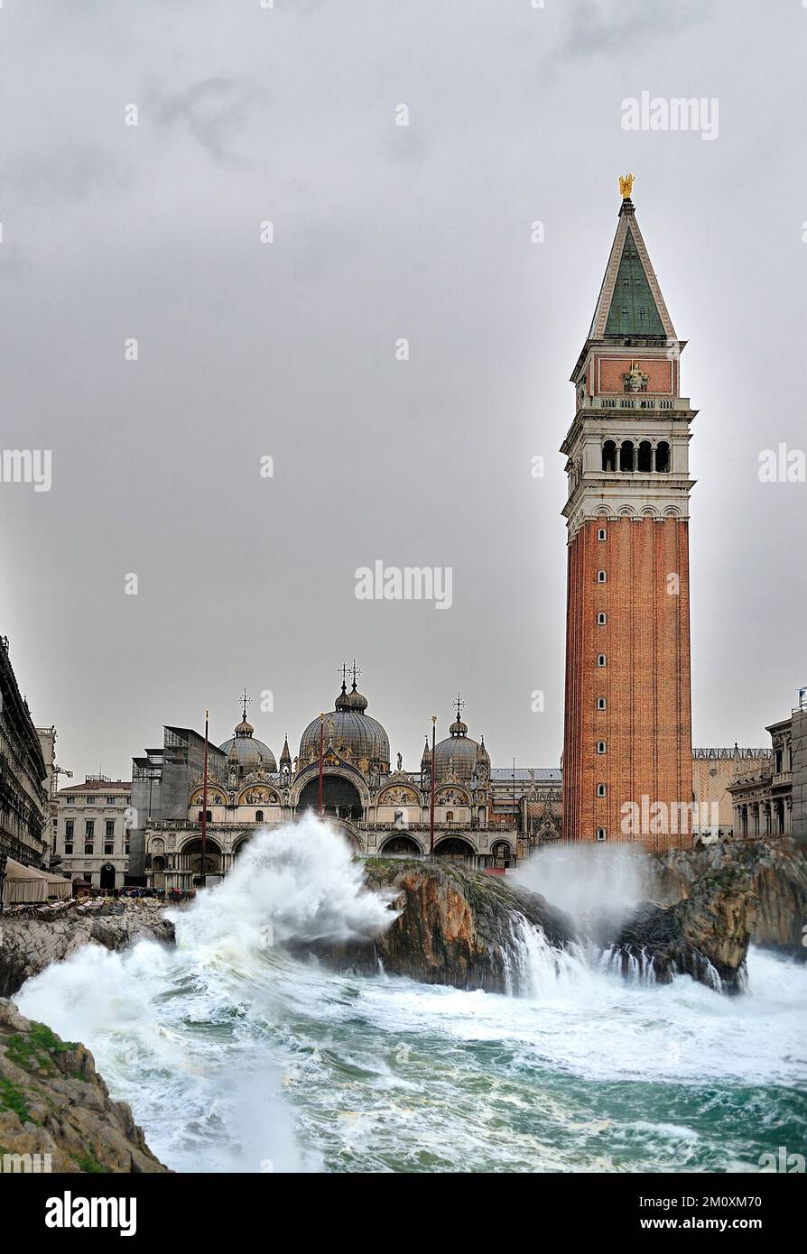 Eine fantastische Nachbildung des Plaza San Marco in Venedig, der von einem schweren Sturm mit großen Wellen getroffen wurde, die ins Zentrum des plaza in Italien kommen Stockfoto