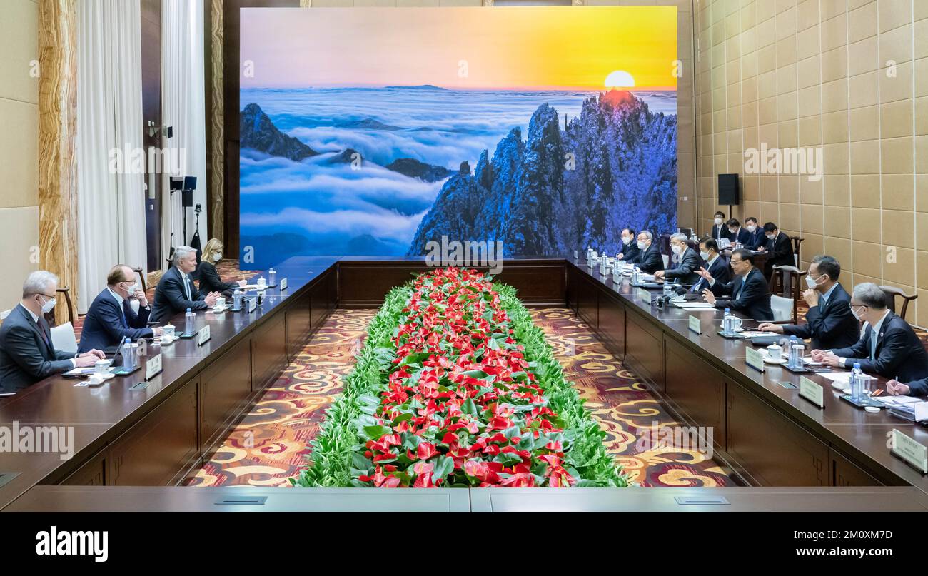 Hefei, Chinas Provinz Anhui. 8.. Dezember 2022. Der chinesische Ministerpräsident Li Keqiang trifft mit dem Generalsekretär der Organisation für wirtschaftliche Zusammenarbeit und Entwicklung (OECD) Mathias Cormann zusammen, der sich am 8. Dezember 2022 in China zum siebten Rundtisch „1 6“ in Huangshan, der Provinz Anhui in Ostchina, aufhält. Kredit: Zhai Jianlan/Xinhua/Alamy Live News Stockfoto