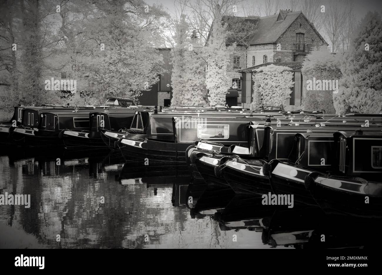 Sepia-Ton Schwarz-Weiß-Foto von Narrowbooten auf den Wasserstraßen von Staffordshire, Sepia-Ton bringt einen veralteten und nostalgischen Blick auf die Szene. Stockfoto