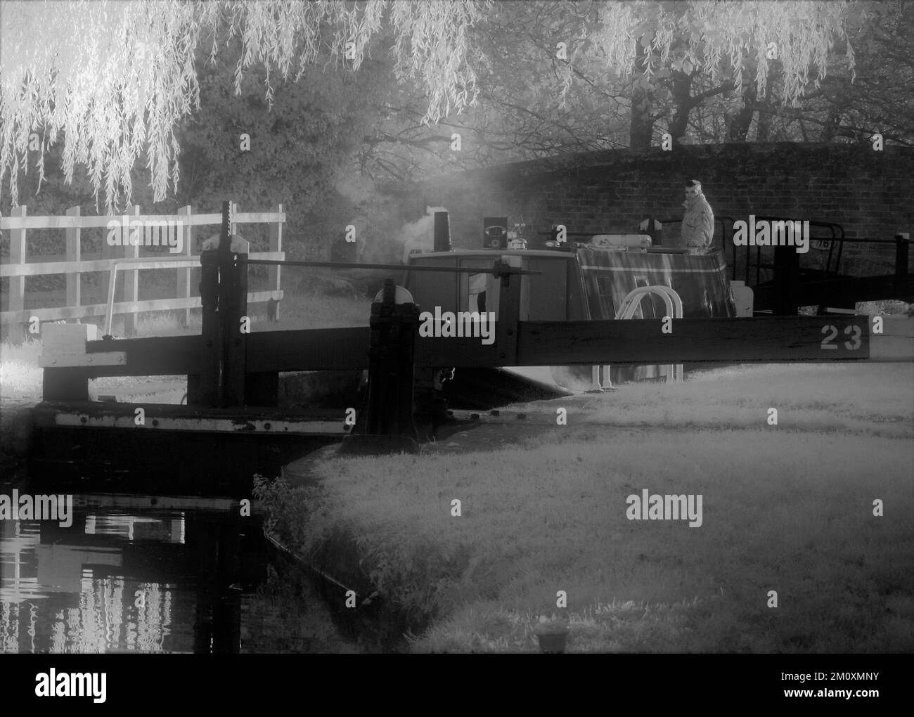 Sepia-Ton Schwarz-Weiß-Foto von Narrowbooten auf den Wasserstraßen von Staffordshire, Sepia-Ton bringt einen veralteten und nostalgischen Blick auf die Szene. Stockfoto