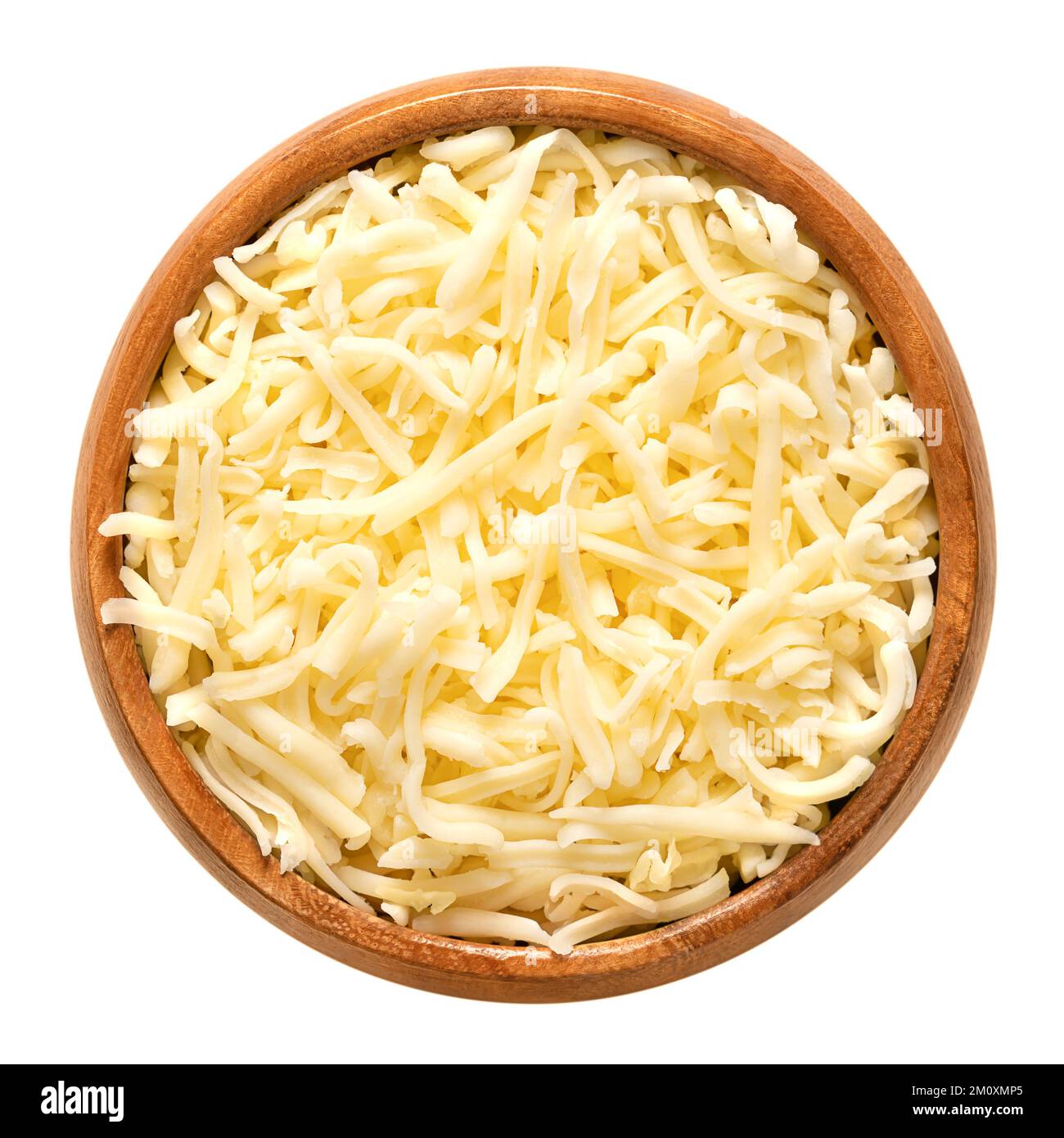 Geriebener Mozzarella-Käse in einer Holzschüssel. Geriebener, feuchtigkeitsarmer, teilweise entrahmter Mozzarella, ein italienischer Käse, aus pasteurisierter Kuhmilch. Stockfoto