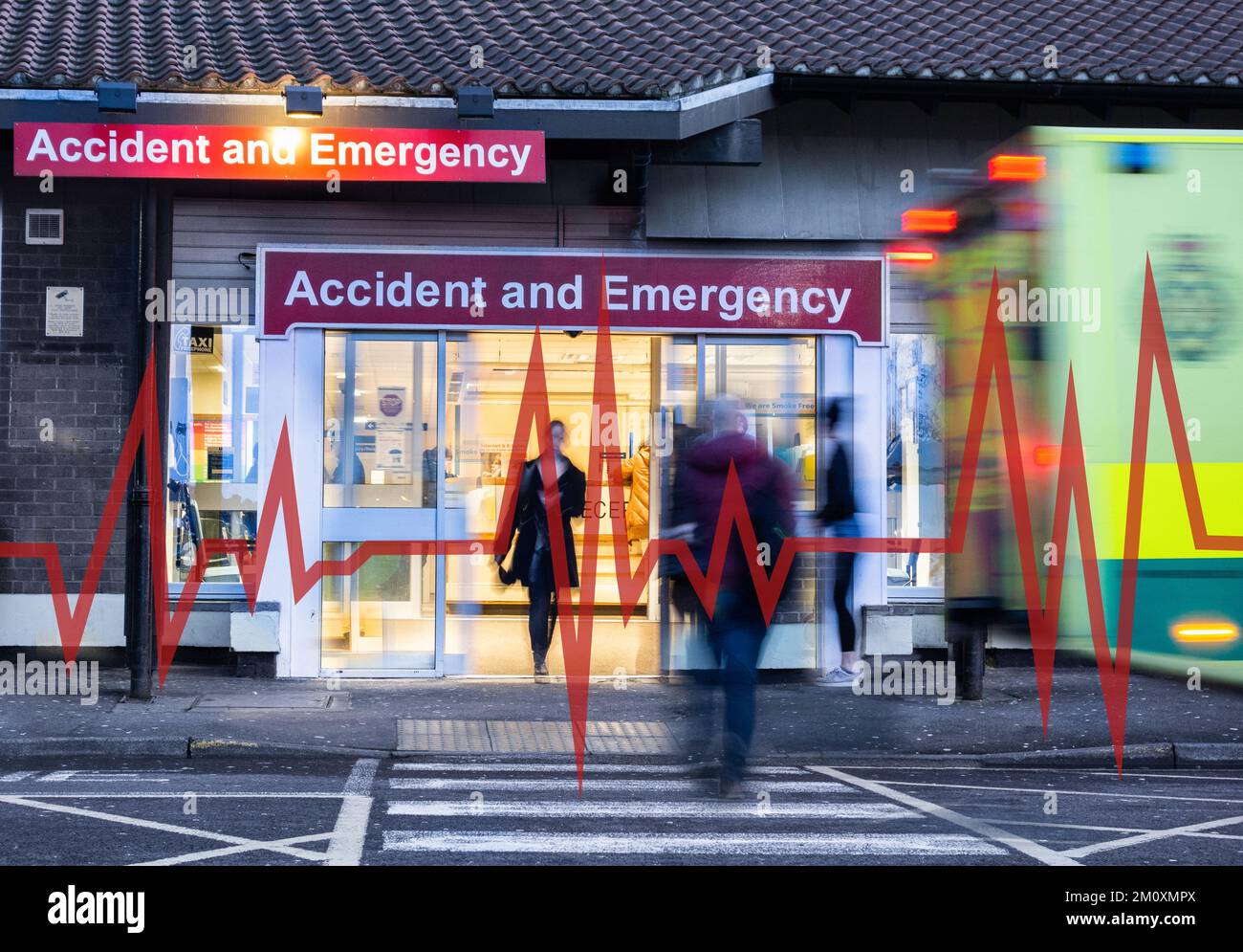 Krankenwagen außerhalb von Unfall und Notfall am NHS Krankenhaus. England, Großbritannien. Konzept Stockfoto