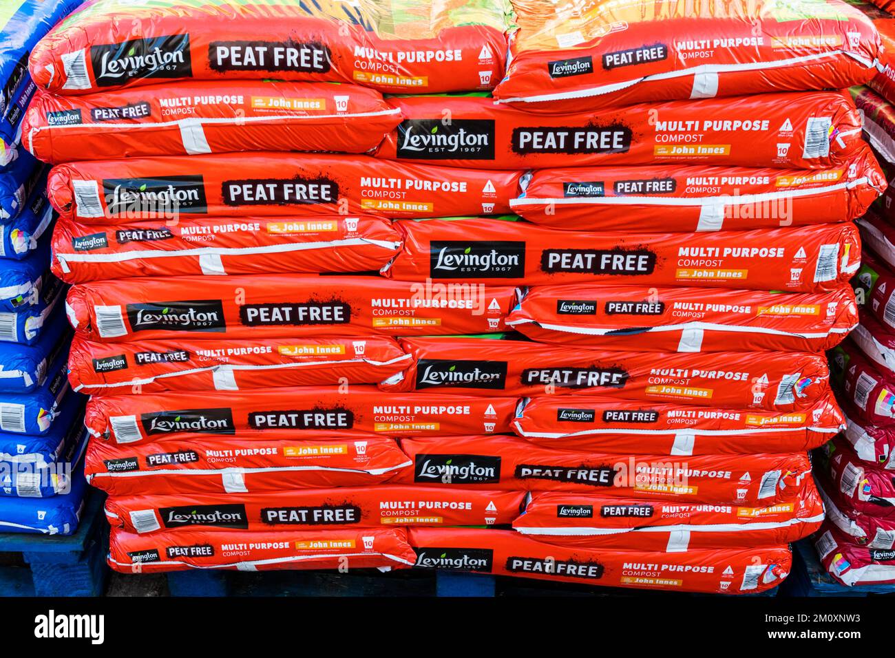 Beutel Torffreier Kompost zum Verkauf in einem Gartenzentrum in Norfolk. Stockfoto