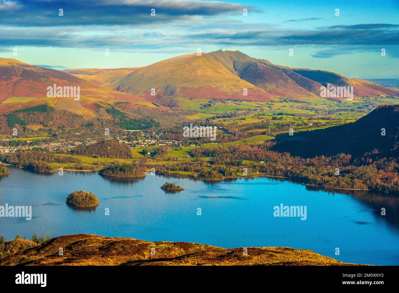 Blick vom Maiden Moor über das Wasser von Derwent nach Blencathra im Lake District National Park Stockfoto