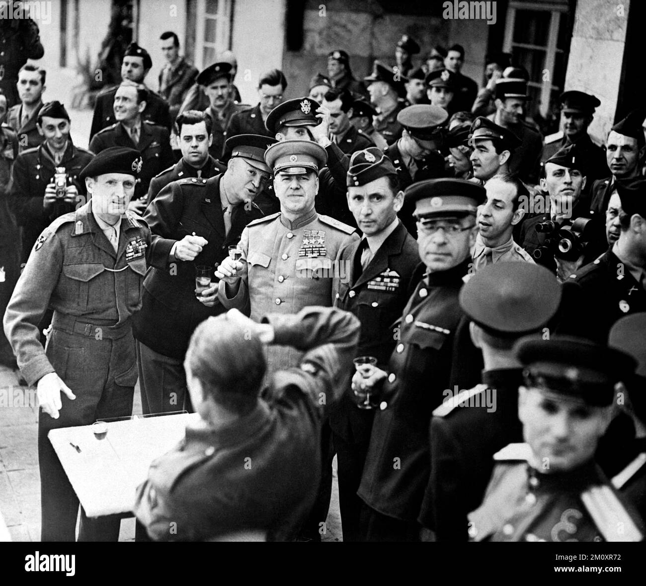 Marshall Zhukov schmückt Feldmarschall Montgomery mit dem russischen Siegesorden. Allied Chiefs, die am 10. Juni 1945 an der Zeremonie im Hauptquartier von General Eisenhower in Frankfurt teilnahmen. Stockfoto
