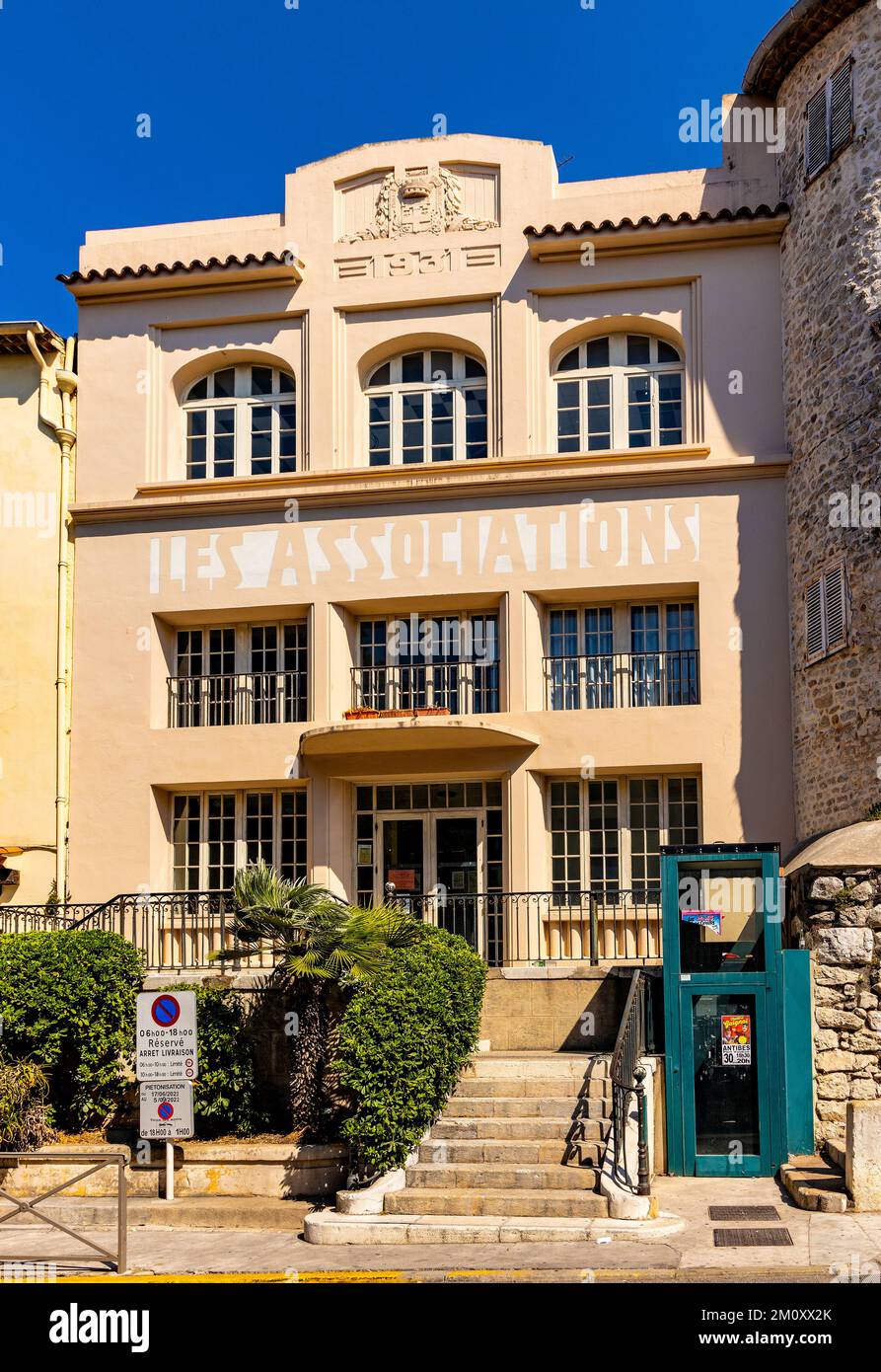 Antibes, Frankreich - 4. August 2022: Les Associations historisches Haus und Residenz in der Cours Massena Straße in der historischen Altstadt von Antibes Stockfoto