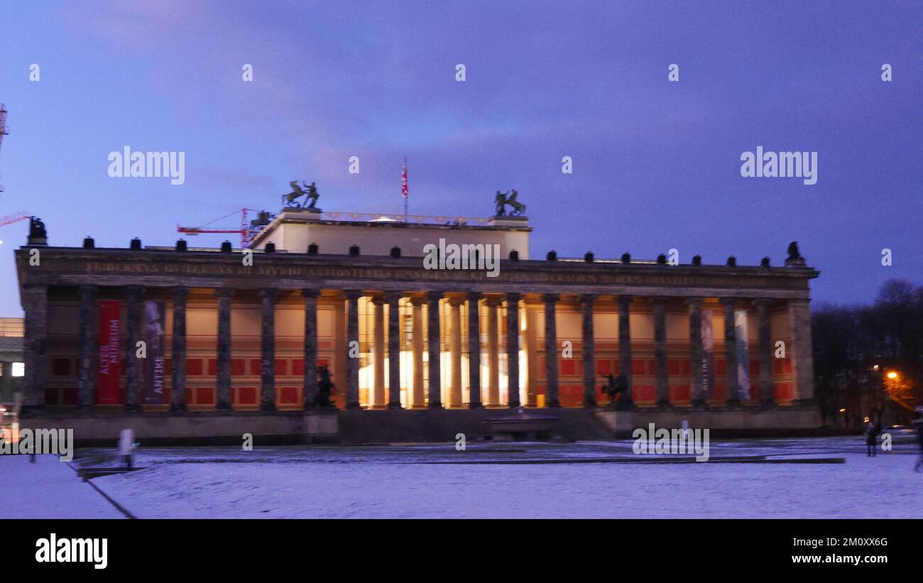 Das beleuchtete Alte Museum am Abend im Winter in Berlin Stockfoto