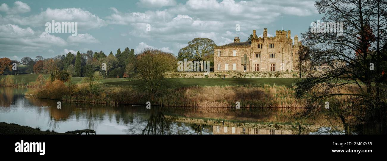 Panoramablick auf das historische, sonnenbeleuchtete Ripley Castle 1 (alter Eckturm, landschaftlich reizvolle Anlage, Gärten) - North Yorkshire, England Stockfoto