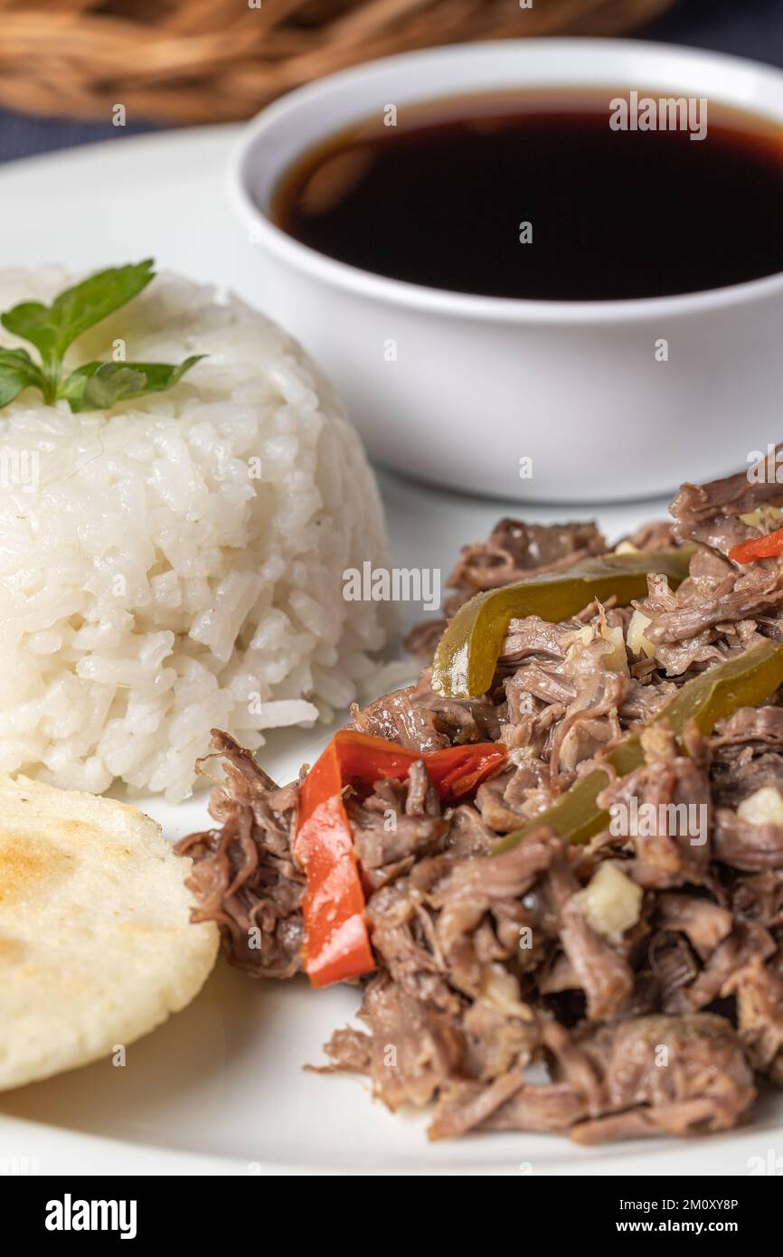 Nahaufnahme von zerkleinertem Fleisch mit Reis und Sauce, typisch kubanisches Essen. Stockfoto