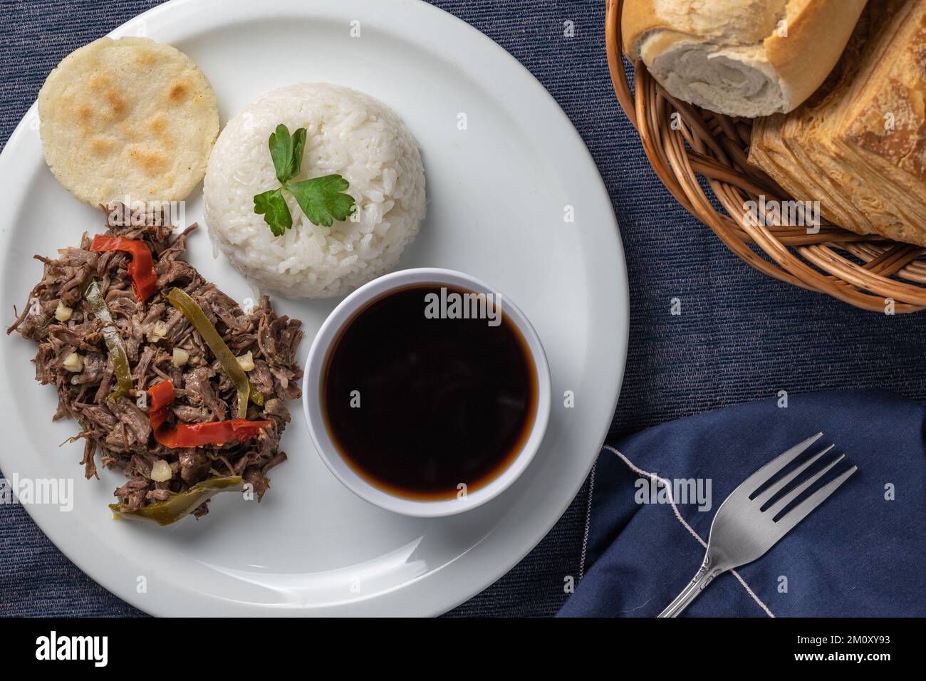 Blick von oben, geschreddertes Fleisch mit Reis, typisch kubanisches Essen. Stockfoto