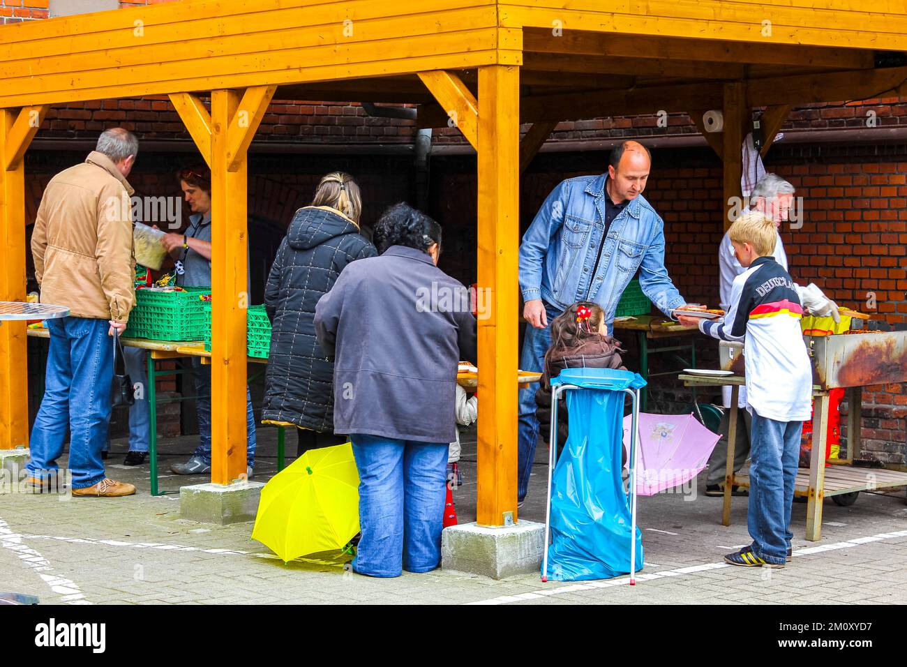 Lehe Bremerhaven Deutschland 18. Juni 2010 Deutsche Feier mit Bratwurstgrill und Bierstand im Klushof Lehe Bremerhaven Bremen Deutschland. Stockfoto