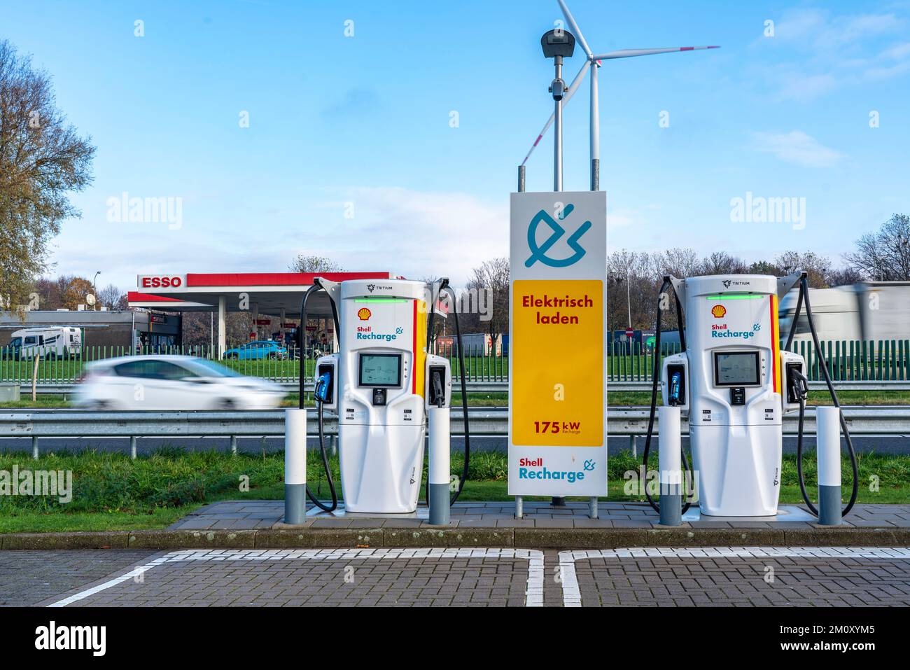Autobahntankstelle, elektrische Ladestation, Ladegerät, Shell Charge, auf dem A76, Deutsch-niederländisches Grenzgebiet bei Aachen, Stockfoto
