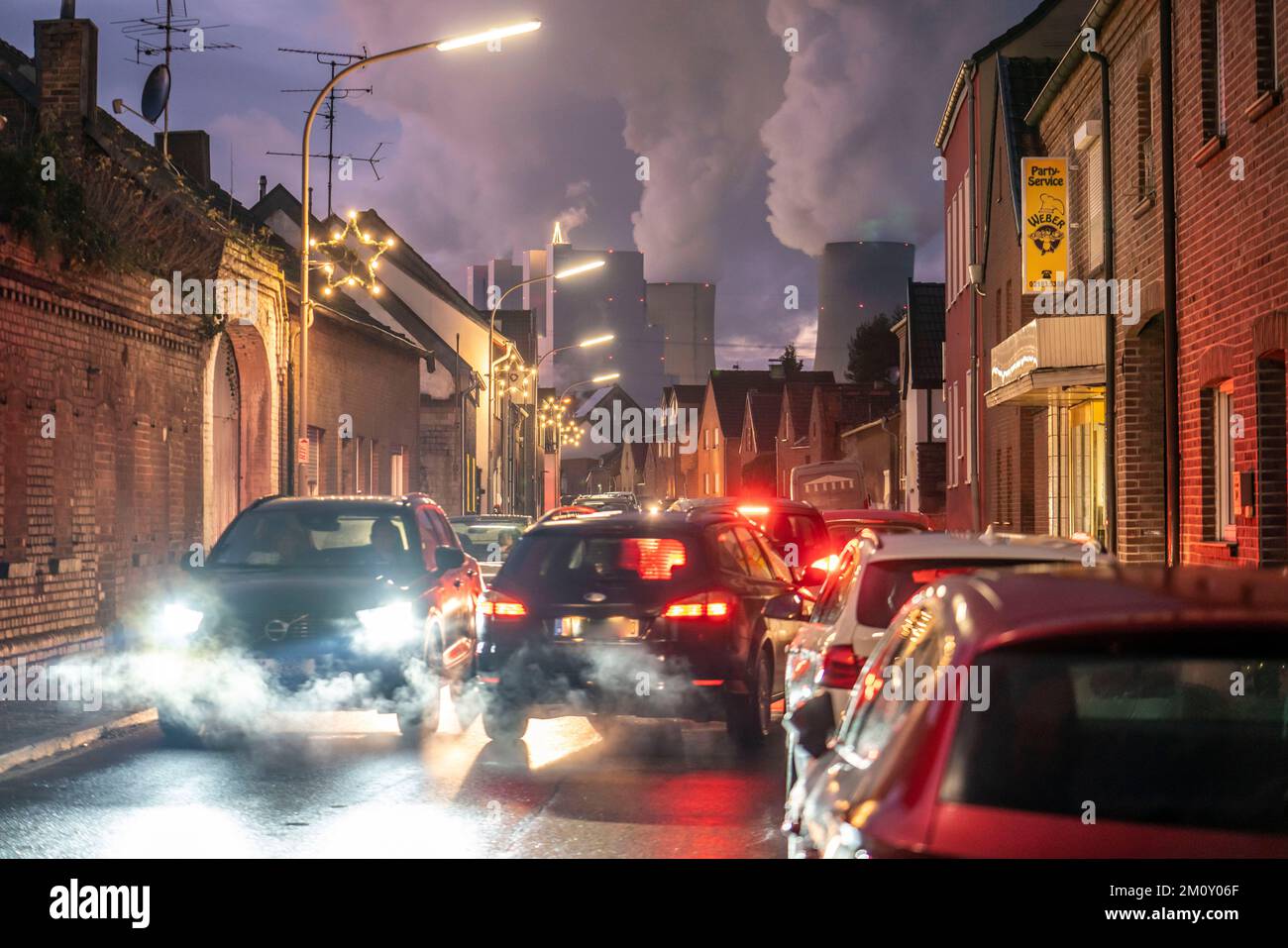 Das Dorf Vanikum, Teil der Gemeinde Rommerskirchen, Hauptstraße, dahinter das Braunkohlekraftwerk Neurath, nahe Grevenbroich, t Stockfoto