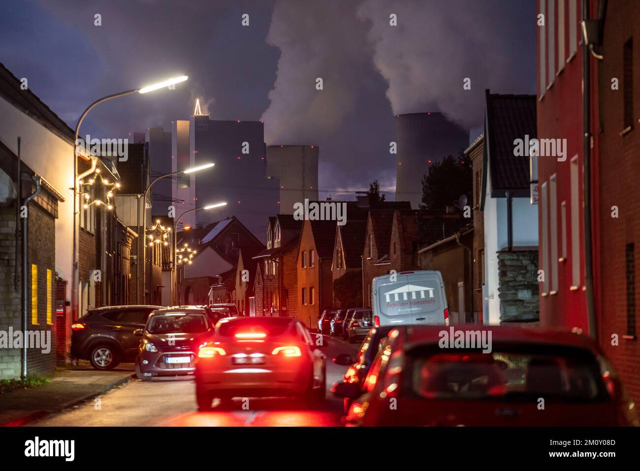 Das Dorf Vanikum, Teil der Gemeinde Rommerskirchen, Hauptstraße, dahinter das Braunkohlekraftwerk Neurath, nahe Grevenbroich, t Stockfoto
