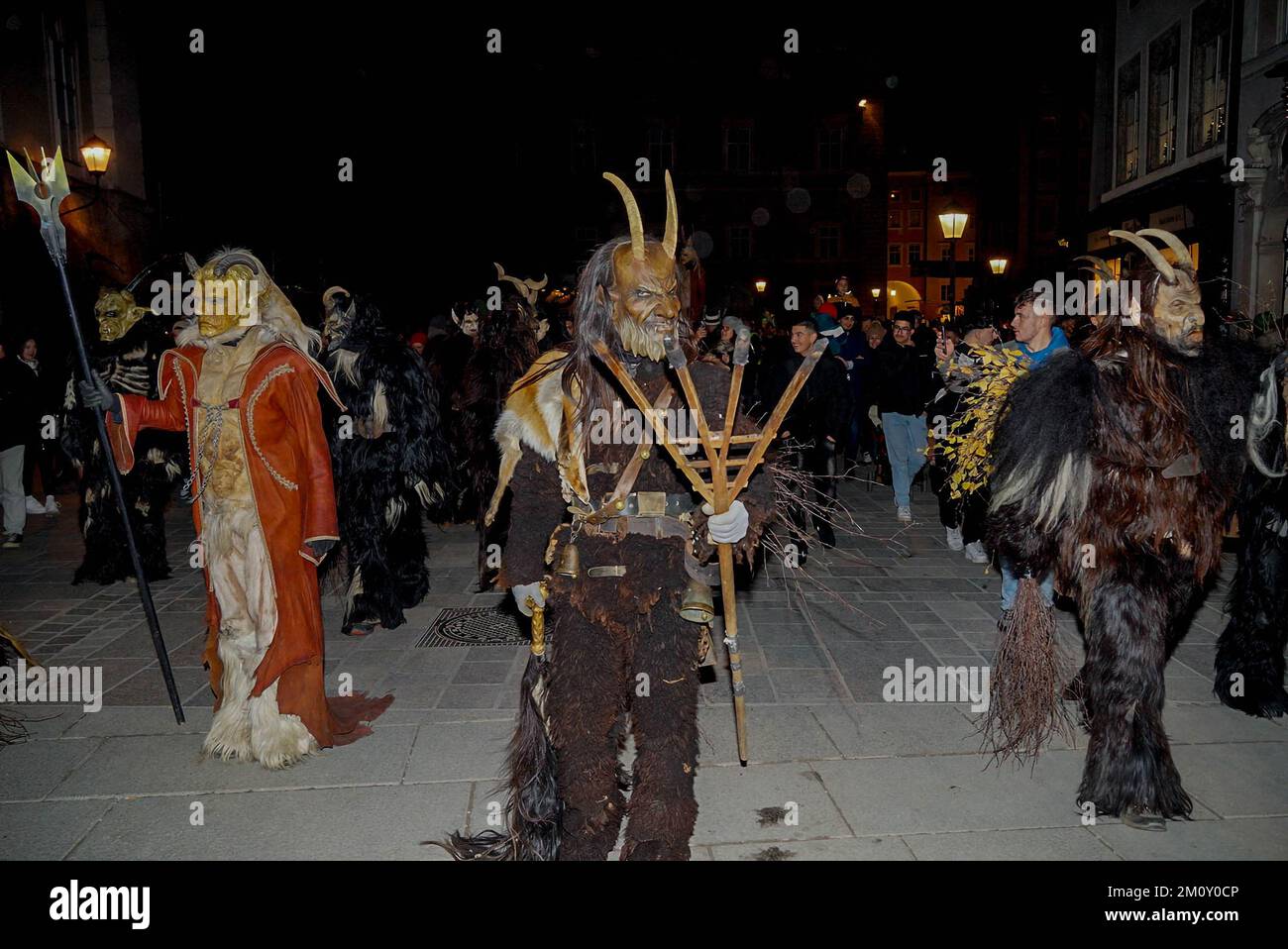 Krampusse, die nachts durch die Straßen von Salzburg, Österreich, spazieren Stockfoto