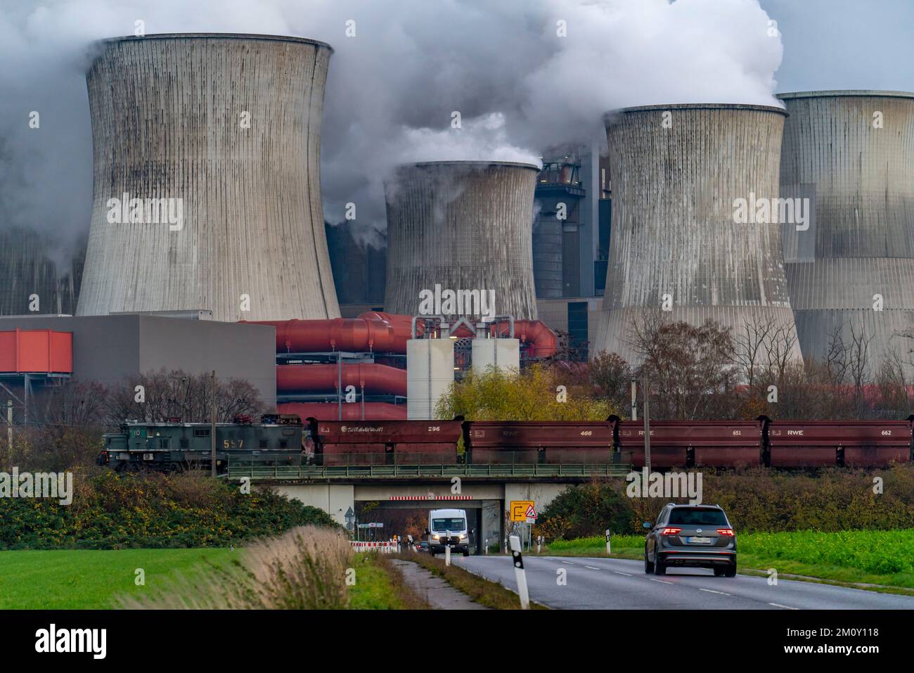 Güterzug mit Braukohle auf dem Weg zum Braunkohlekraftwerk RWE Power AG Niederaussem, nahe Bergheim, NRW, Deutschland, Stockfoto