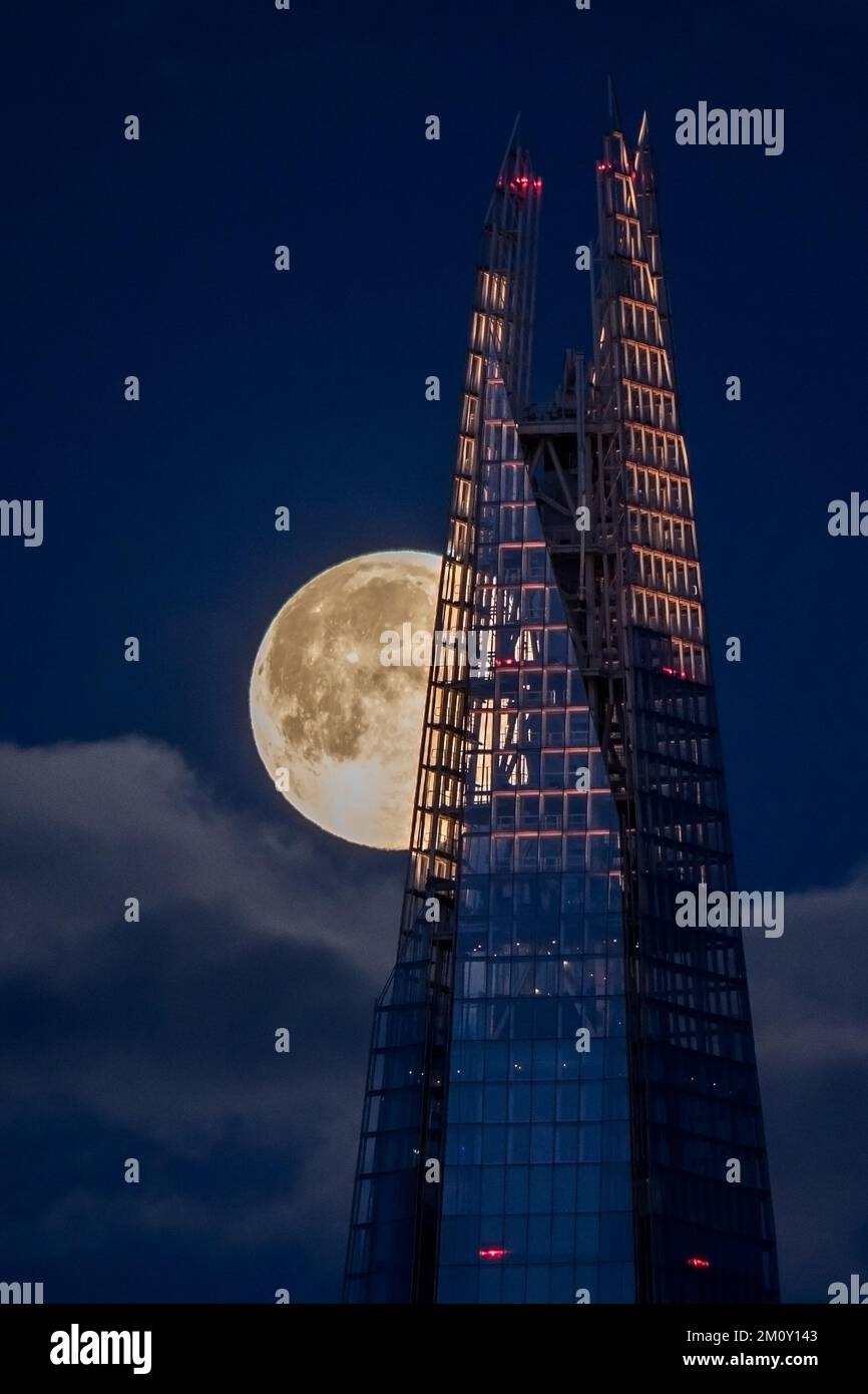 Full Moon glänzt hinter der Scherbe in London Stockfoto