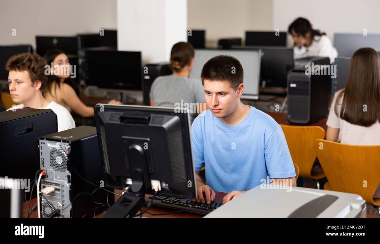 Schuljunge, der im Klassenzimmer mit Computern arbeitet Stockfoto